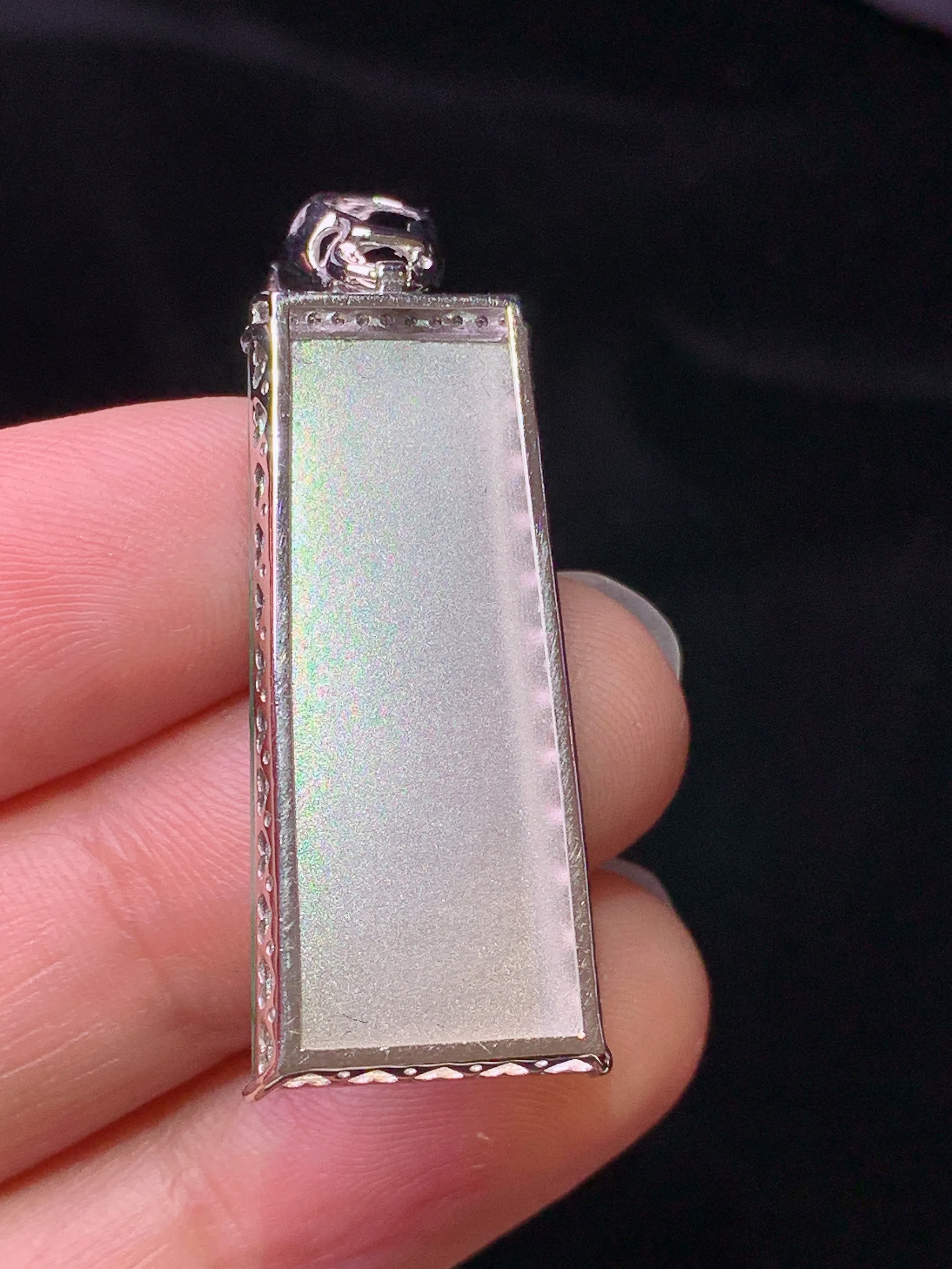 18k金钻镶嵌翠绿无事牌吊坠 玉质细腻 色泽艳丽清新 整体尺寸40.7*13.5*4