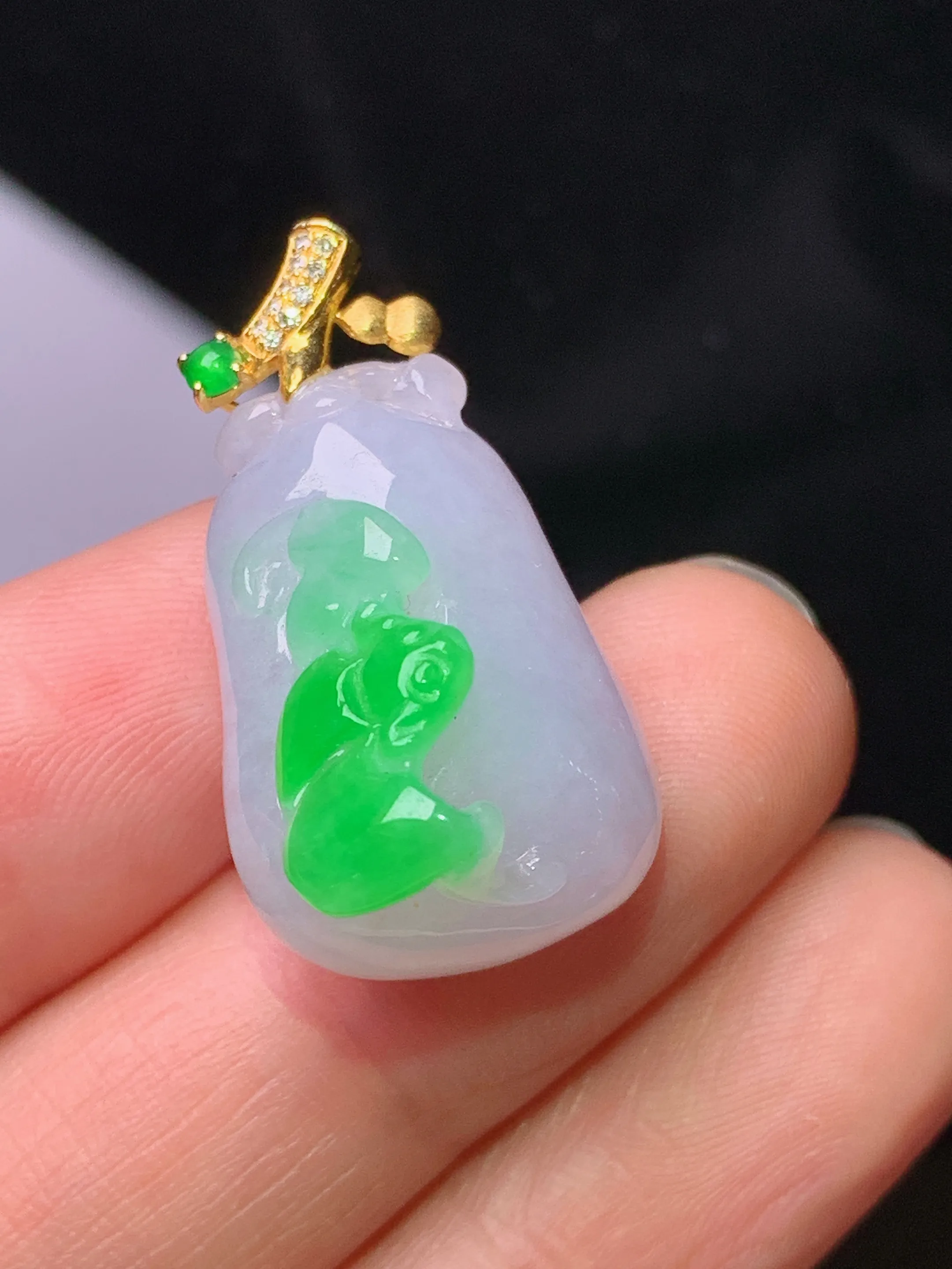 18k金钻镶嵌飘绿福瓜吊坠 玉质细腻 色泽艳丽清新 整体尺寸28.5*15.6*15