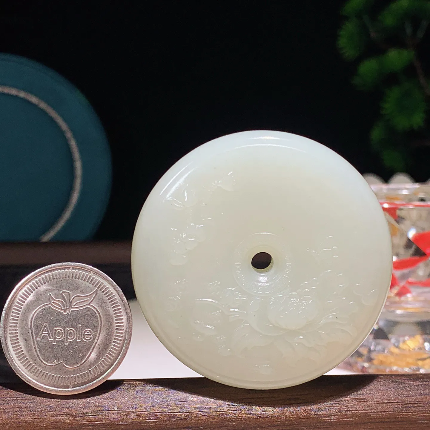 和田玉白玉花开富贵平安扣挂件 尺寸50/10重48克。玉质细腻油润。手推出油品相大气。250109