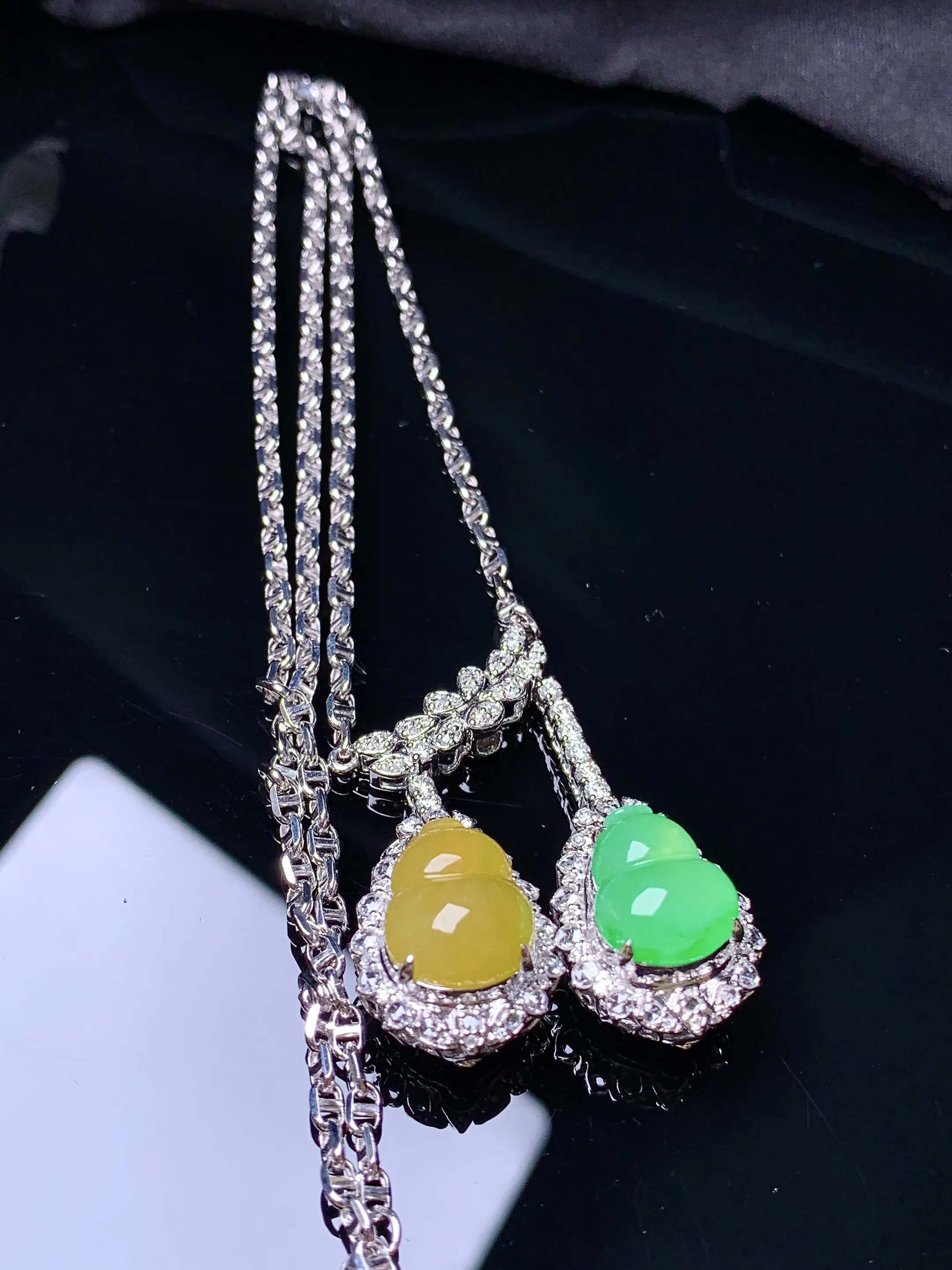 18k金钻镶嵌黄绿葫芦戒指项链 玉质细腻 色泽艳丽清新 整体尺寸35.6*13*11.2