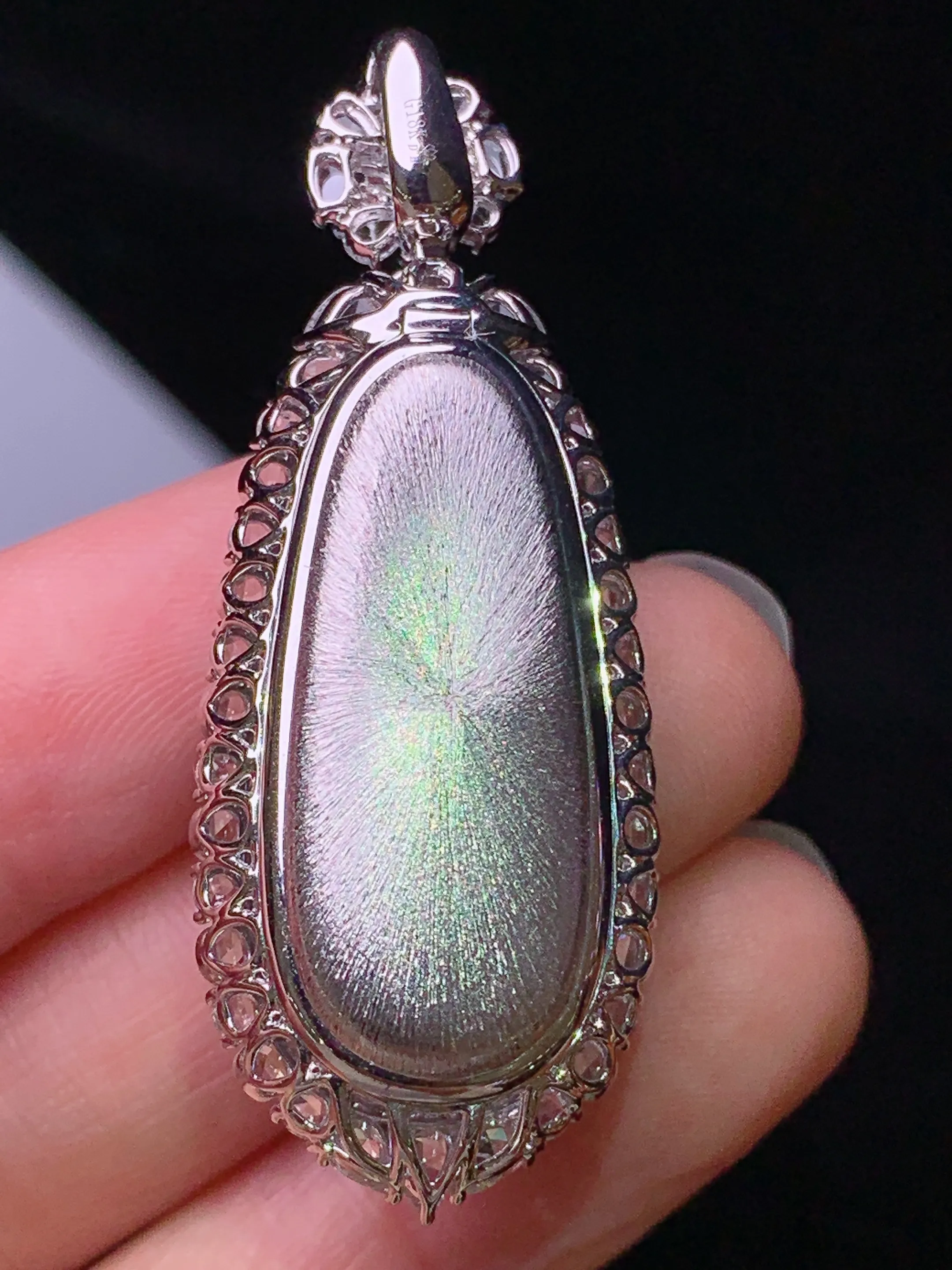 18k金钻镶嵌满绿四季豆吊坠 玉质细腻 色泽艳丽清新 整体尺寸47*18.3*15.5