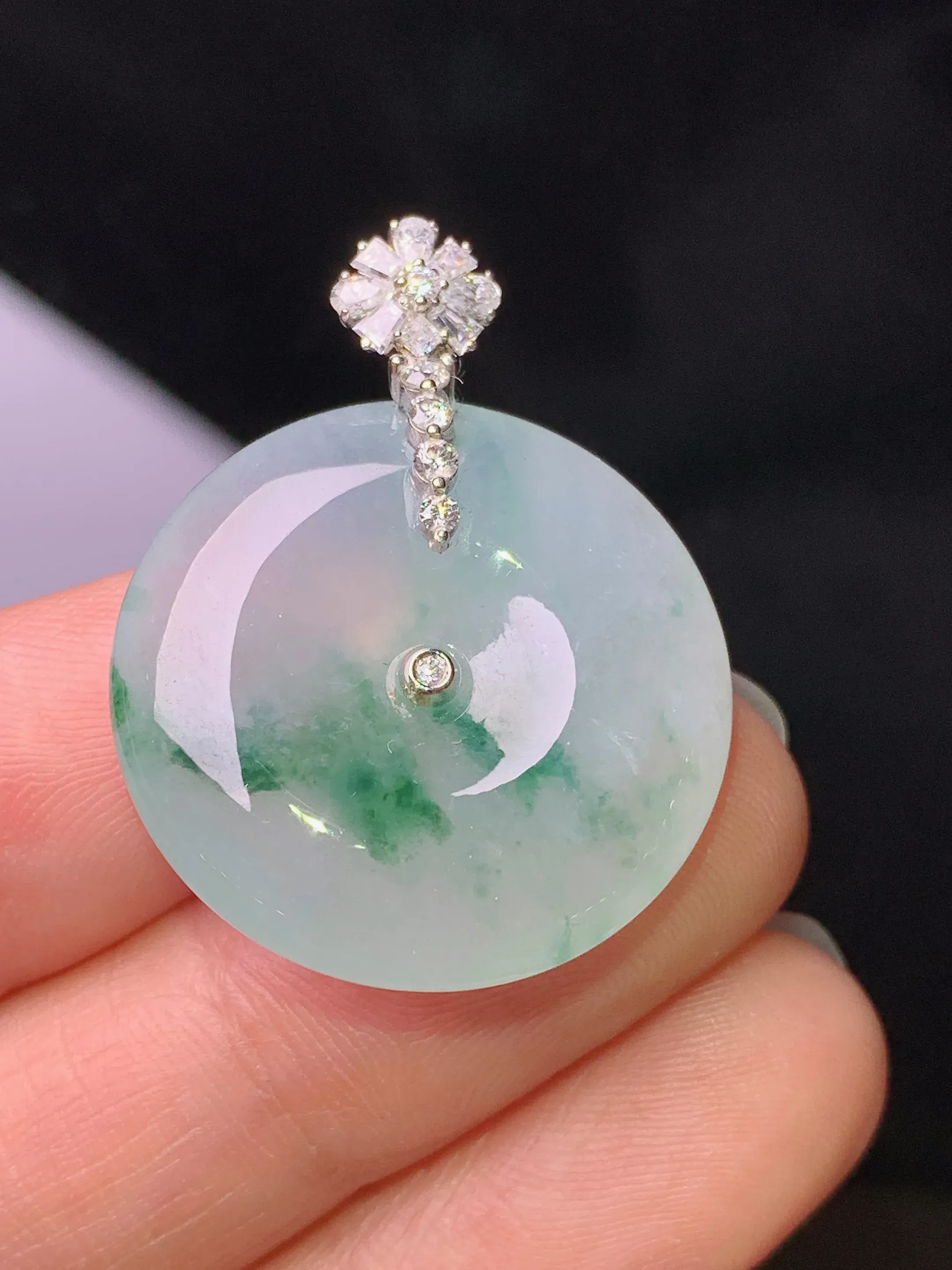 18k金莫桑钻镶嵌冰种飘绿平安扣吊坠 玉质细腻 色泽艳丽清新 整体尺寸31.2*24*6.3