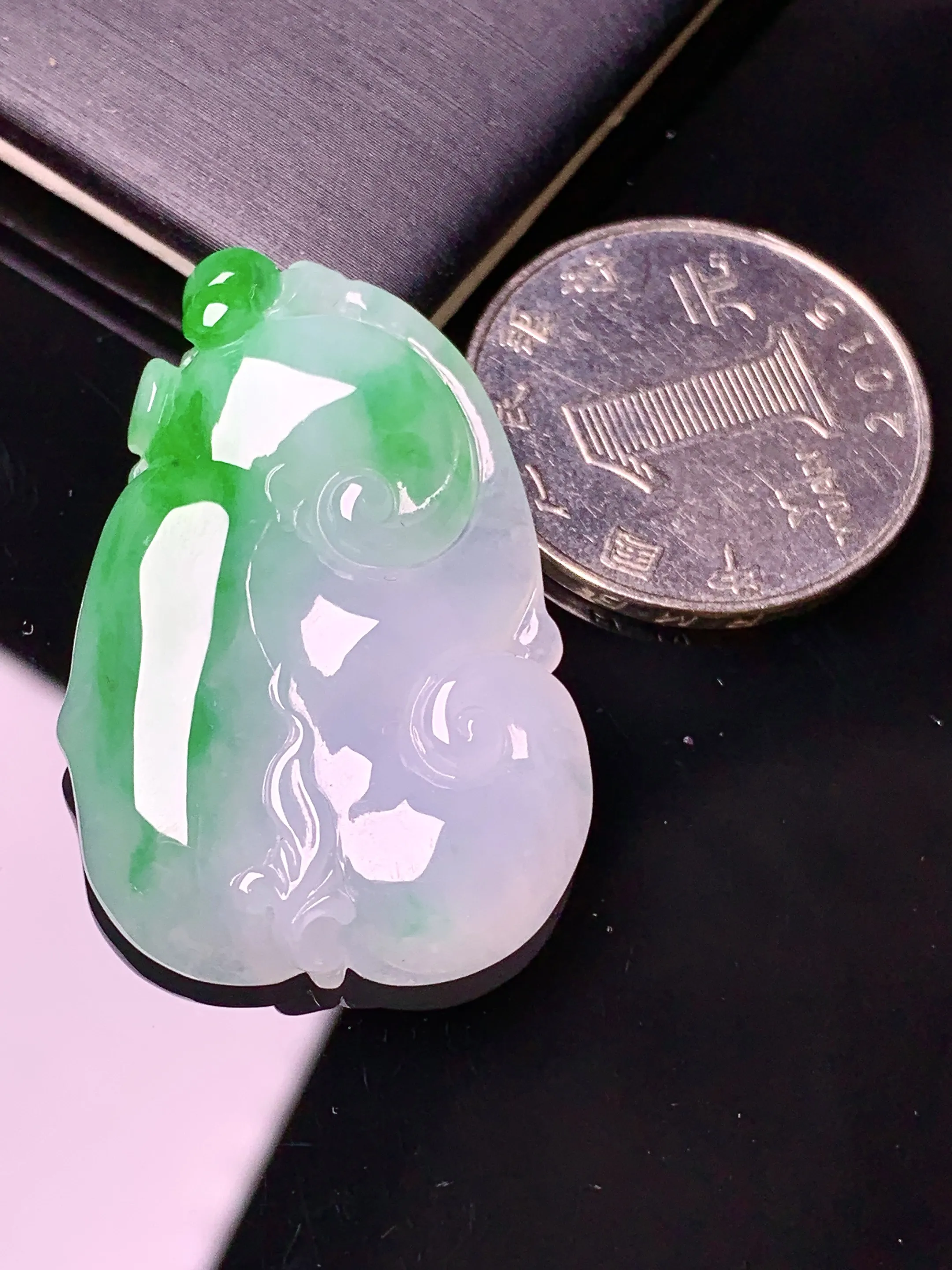 飘绿如意吊坠 玉质细腻 色泽艳丽清新 整体尺寸37*24.7*5.7