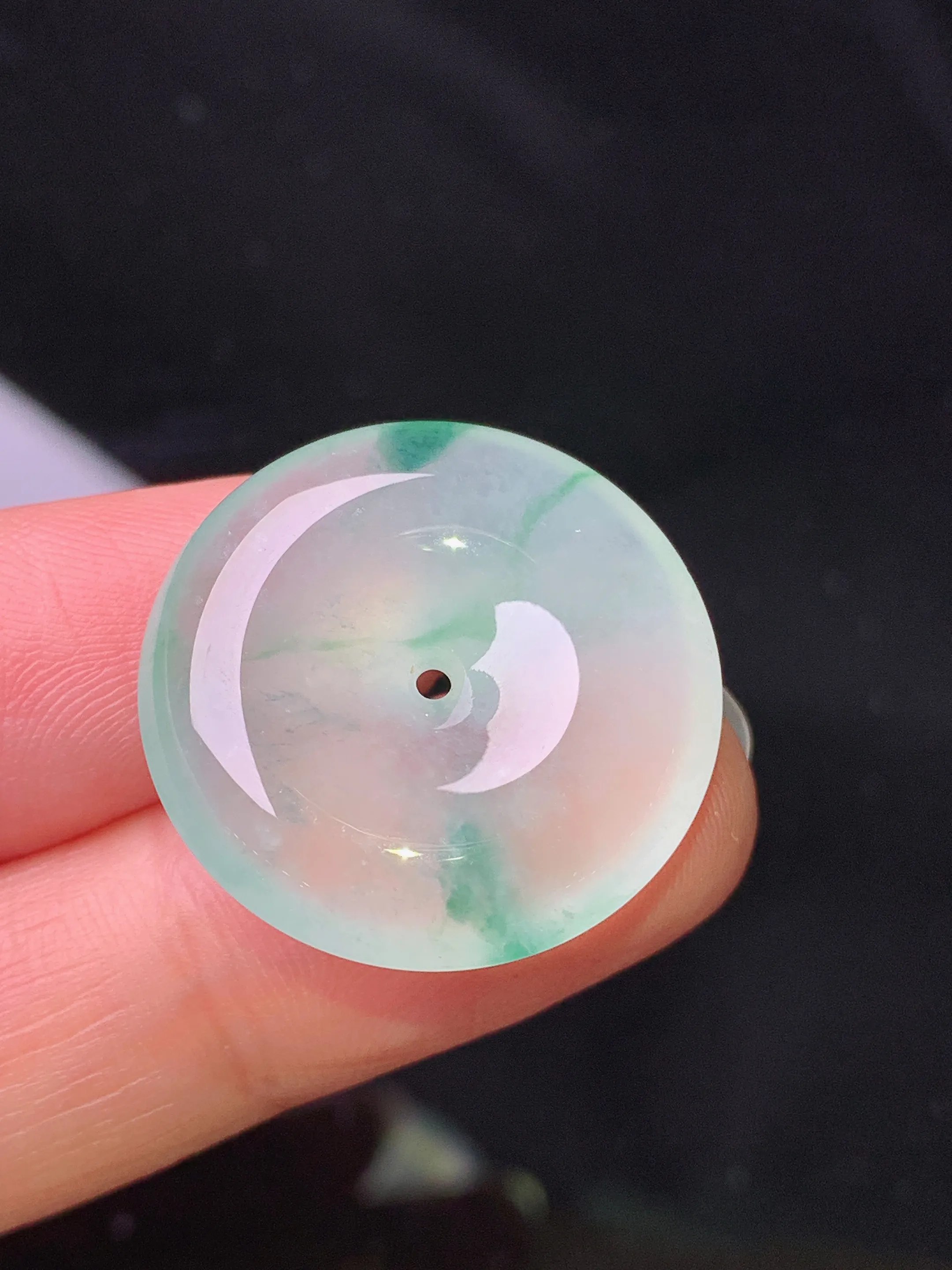 冰种飘绿平安扣吊坠 玉质细腻 色泽艳丽清新 整体尺寸23.2*6