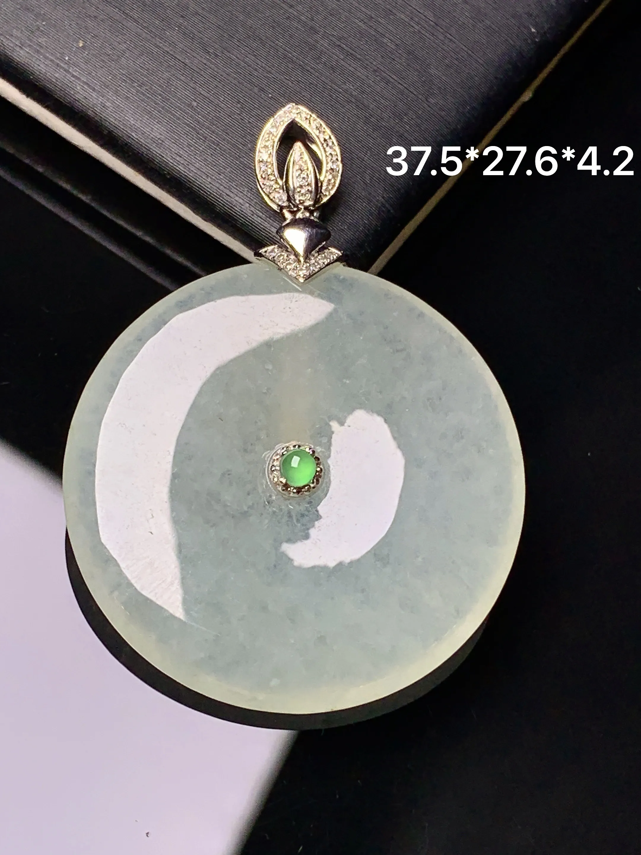 18k金镶嵌冰种平安扣吊坠 玉质细腻 色泽艳丽清新 整体尺寸37.5*27.6*4.2