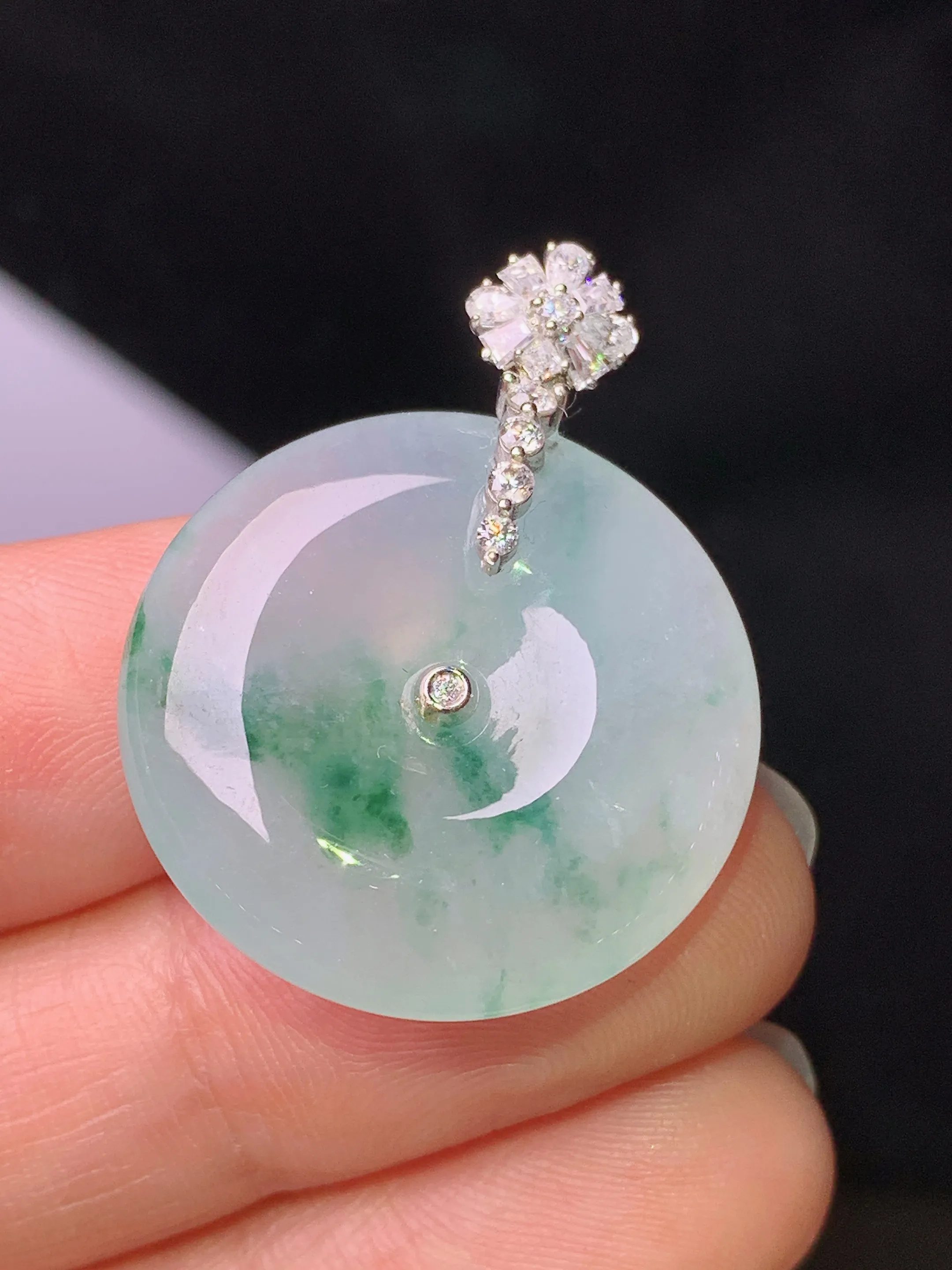 18k金莫桑钻镶嵌冰种飘绿平安扣吊坠 玉质细腻 色泽艳丽清新 整体尺寸31.2*24*6.3