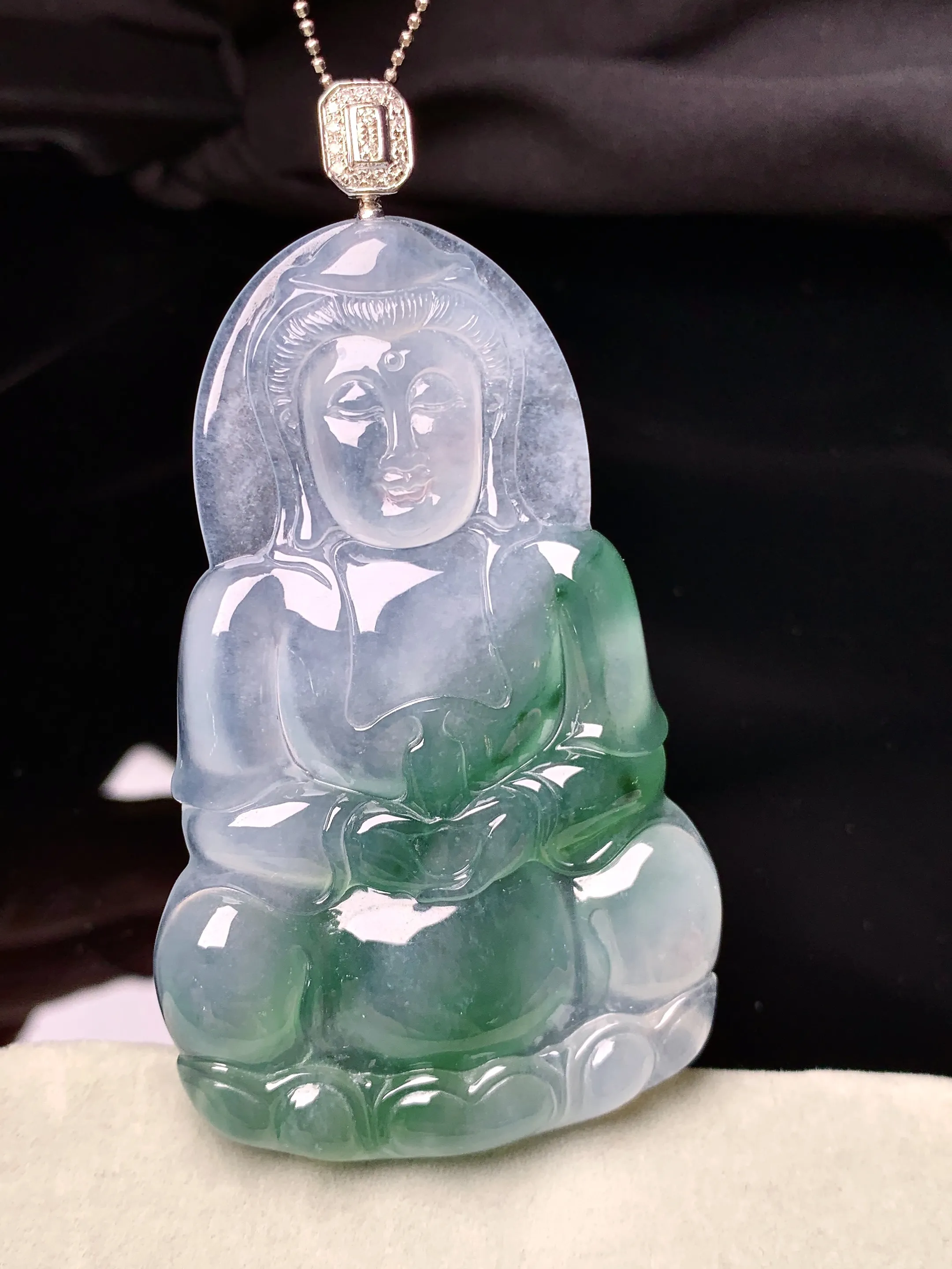18k金钻镶嵌飘绿观音菩萨吊坠 玉质细腻 色泽艳丽清新 整体尺寸71.5*39*5.7
