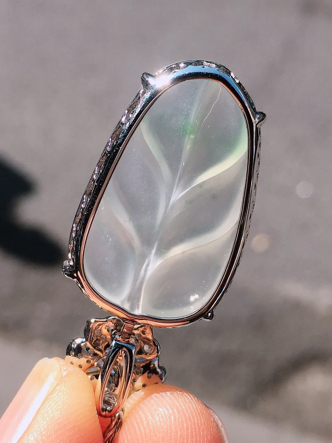 冰种玉叶吊坠，玉质细腻，荧光感超
强，饱满圆润，尽显优雅气质，18k
金豪华镶嵌