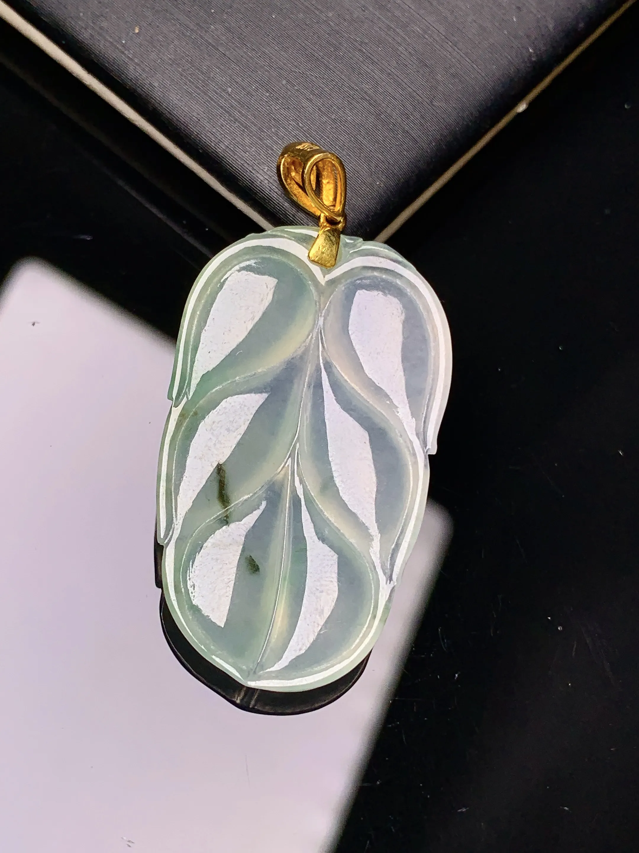 18k金镶嵌冰种树叶吊坠 玉质细腻 色泽艳丽清新 整体尺寸39.3*19*4