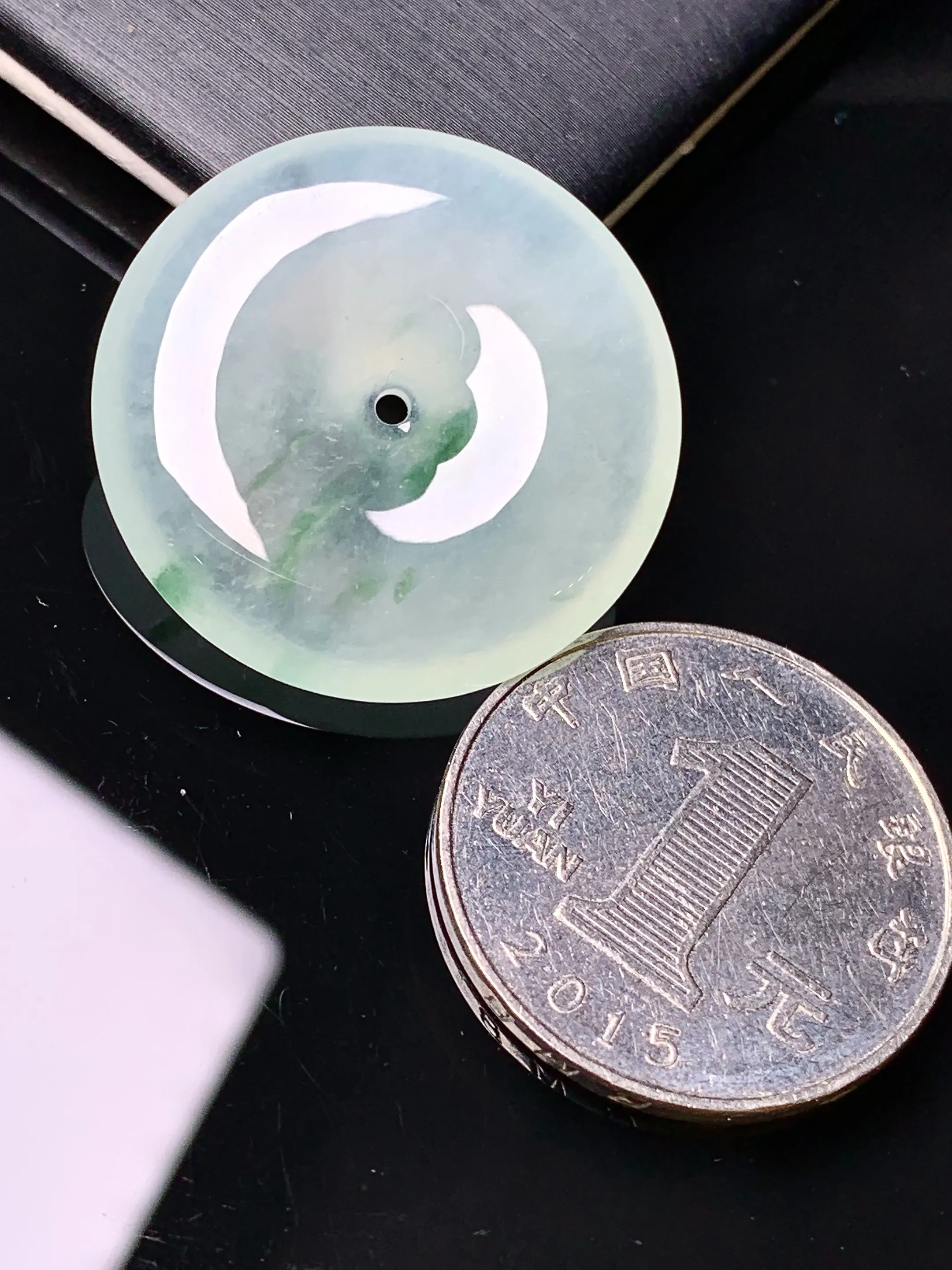 冰种平安扣吊坠 玉质细腻 色泽艳丽清新 整体尺寸28.2*5.8