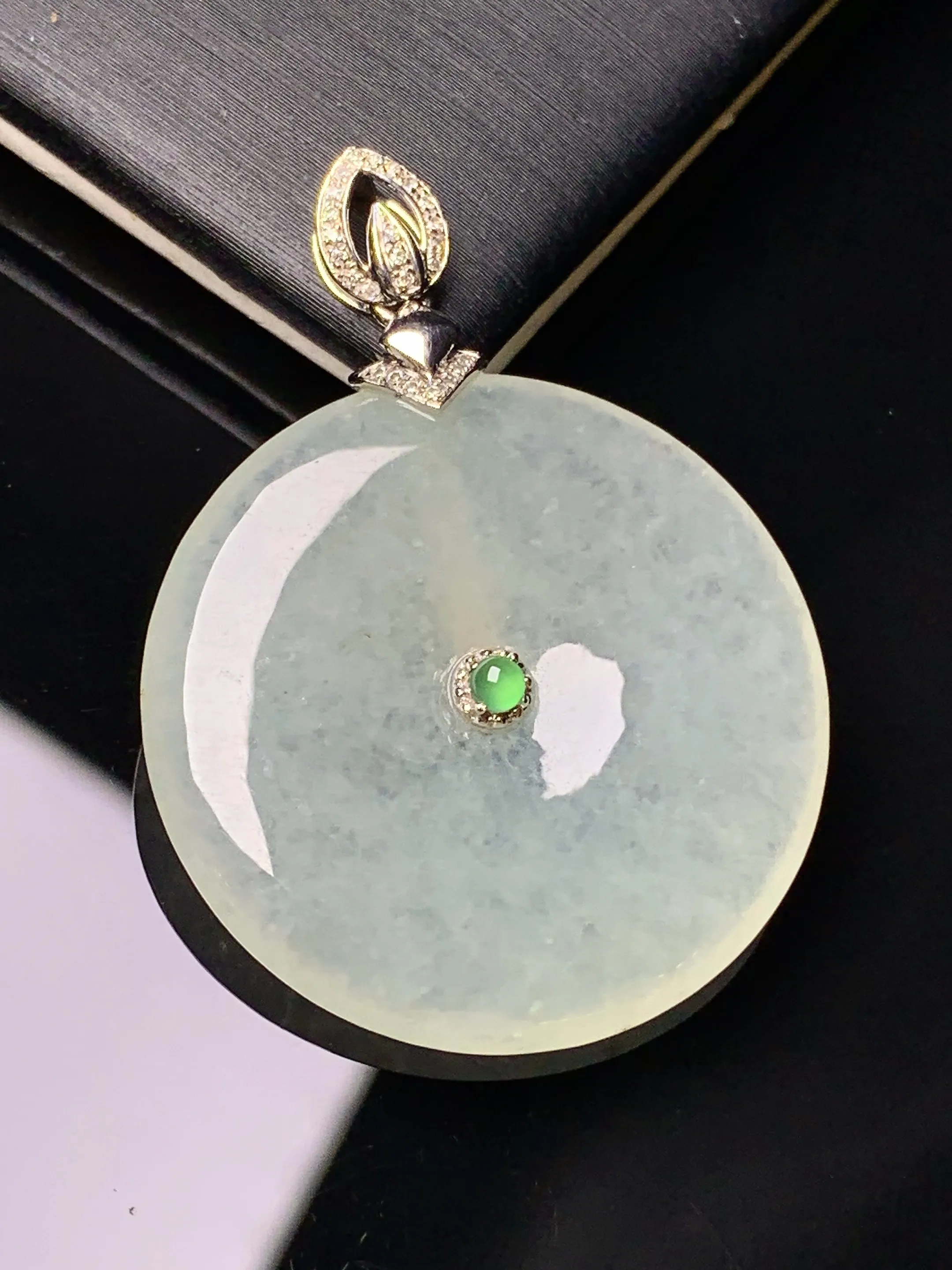 18k金镶嵌冰种平安扣吊坠 玉质细腻 色泽艳丽清新 整体尺寸37.5*27.6*4.2