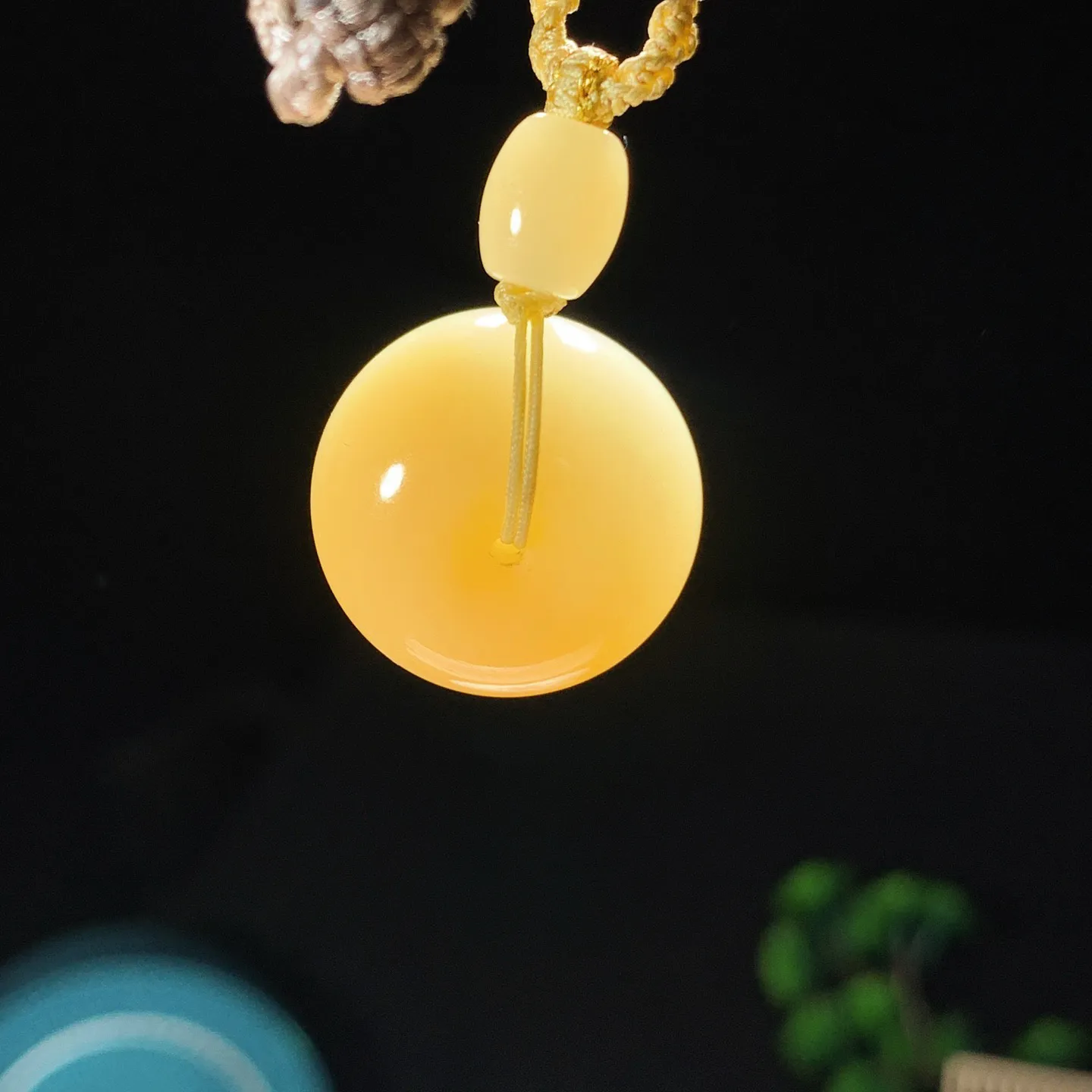 新疆和田玉且末糖平安扣挂件 尺寸22/18重18.5克。玉质细腻油润。手推出油品相大气。250109