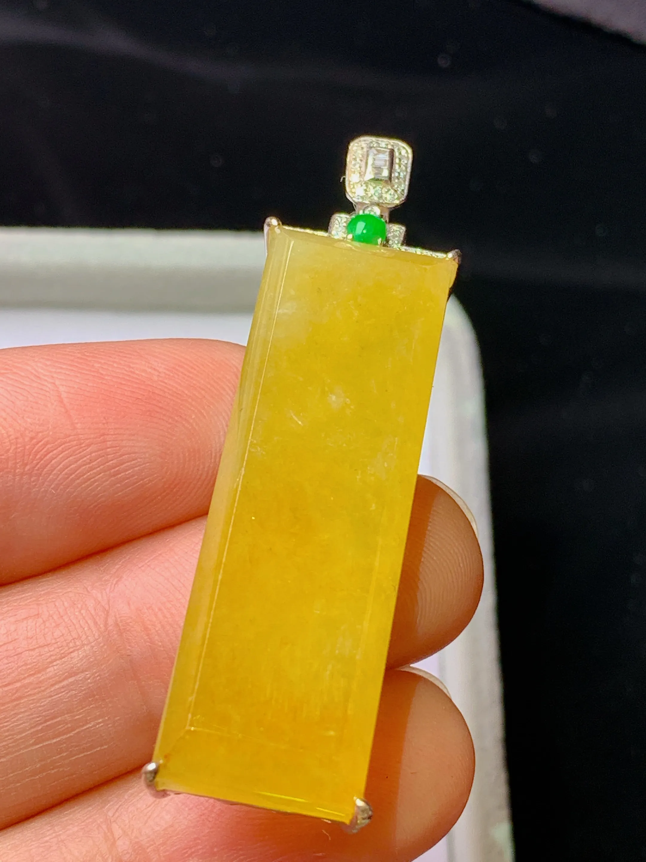 18k金钻镶嵌黄翡无事牌吊坠 玉质细腻 色泽艳丽清新 整体尺寸47.8*12.2*7.6