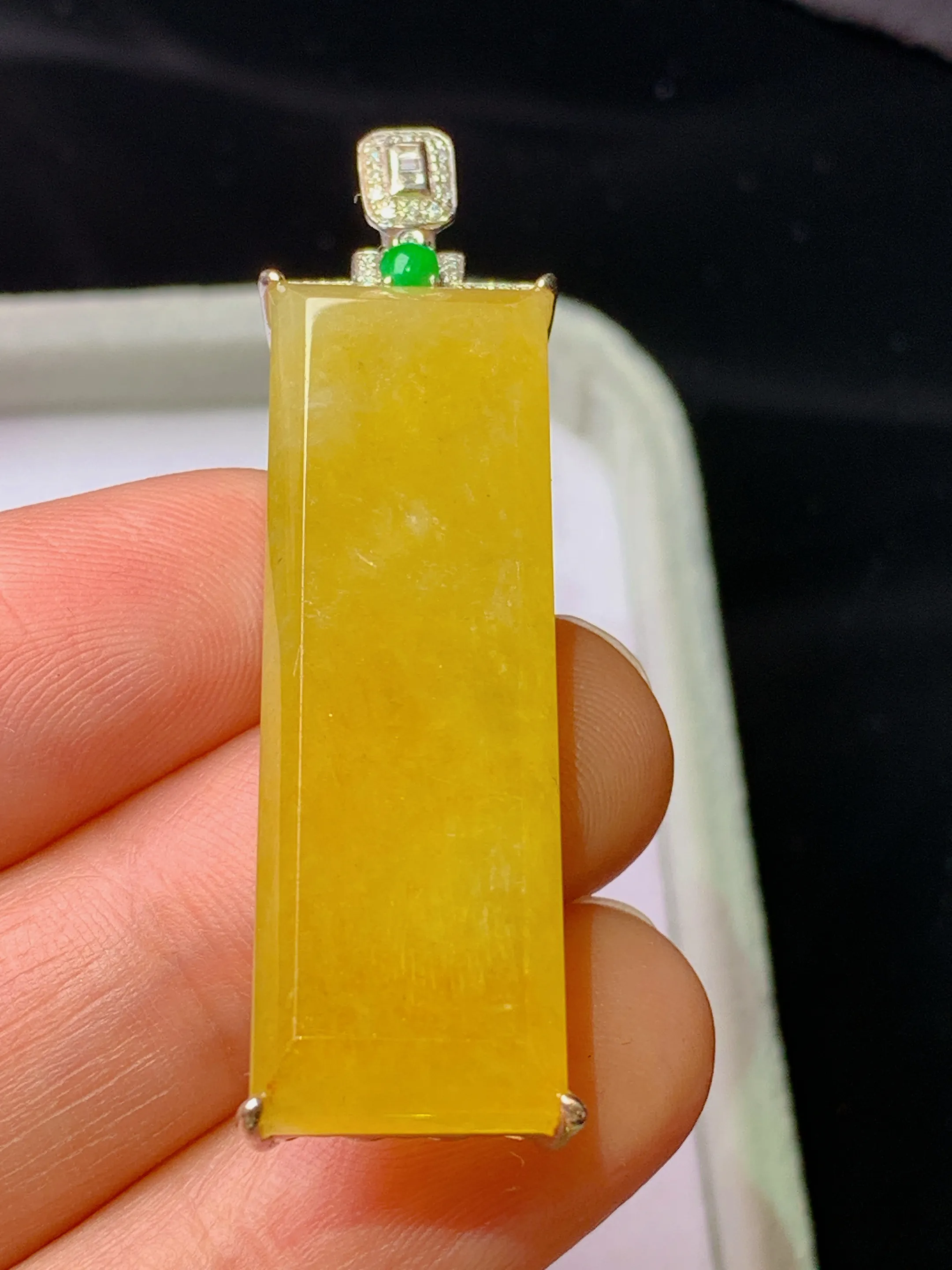 18k金钻镶嵌黄翡无事牌吊坠 玉质细腻 色泽艳丽清新 整体尺寸47.8*12.2*7.6