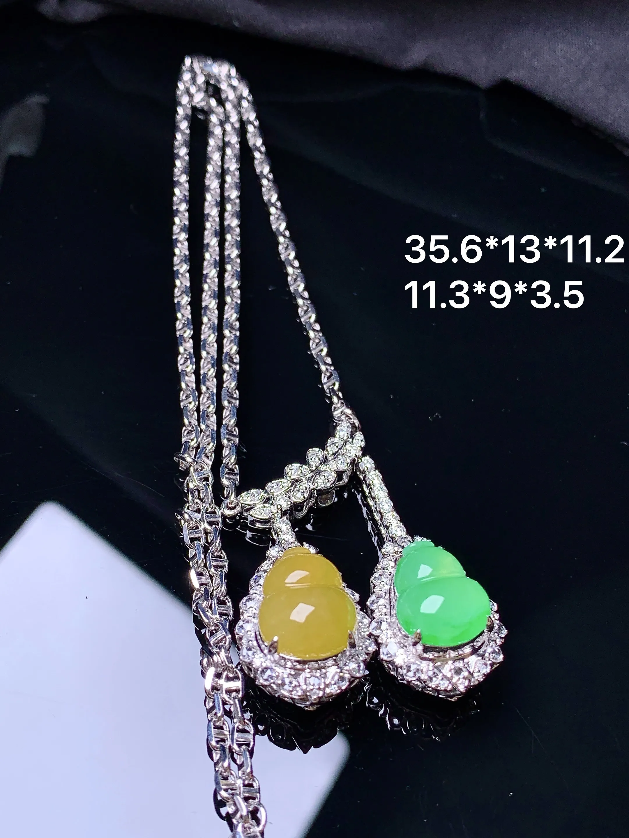 18k金钻镶嵌黄绿葫芦戒指项链 玉质细腻 色泽艳丽清新 整体尺寸35.6*13*11.2