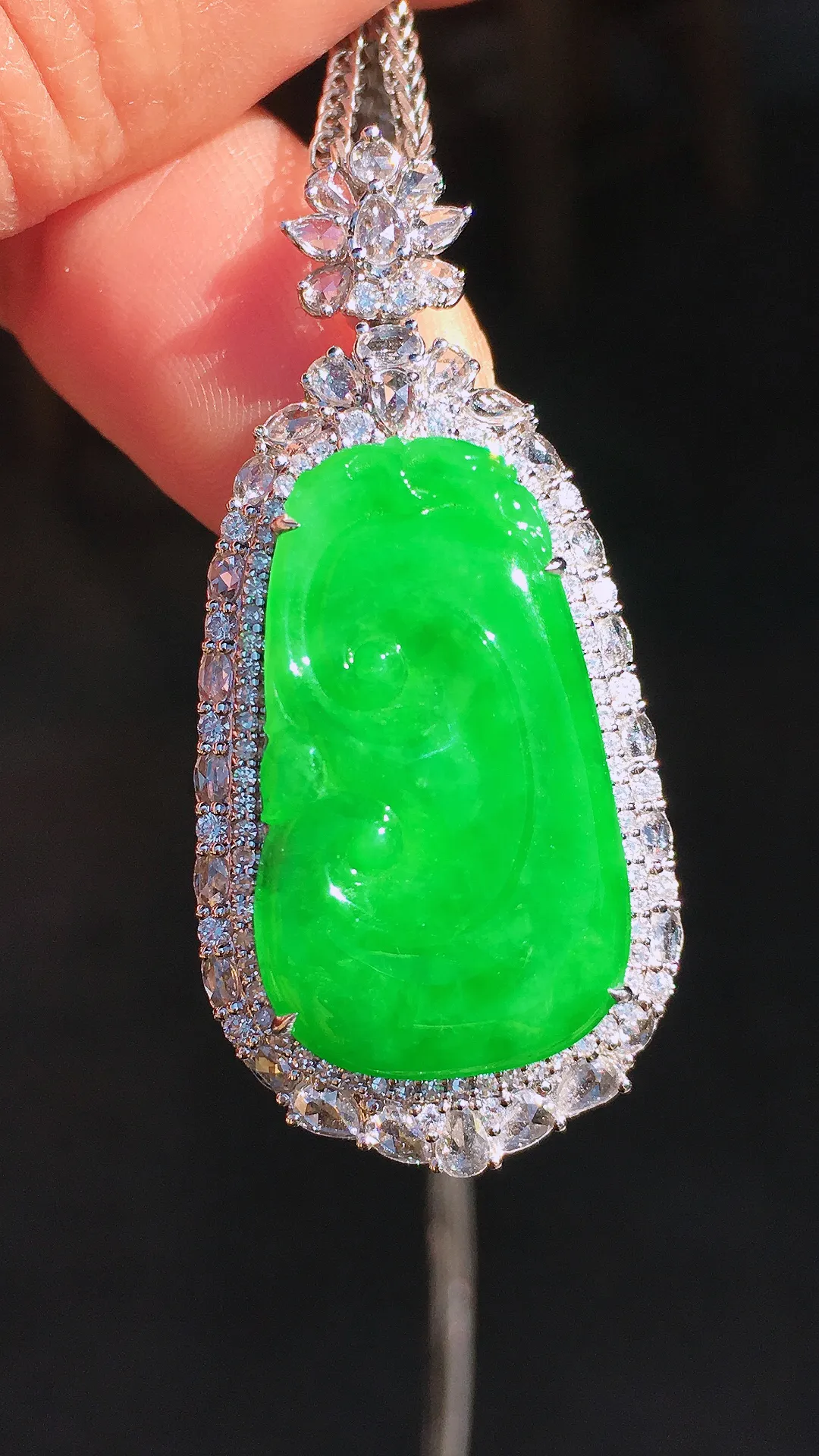 阳绿如意吊坠，色泽均匀艳丽，玉质细腻，荧光感超
强，饱满圆润，尽显优雅气质，18k
金豪华镶嵌