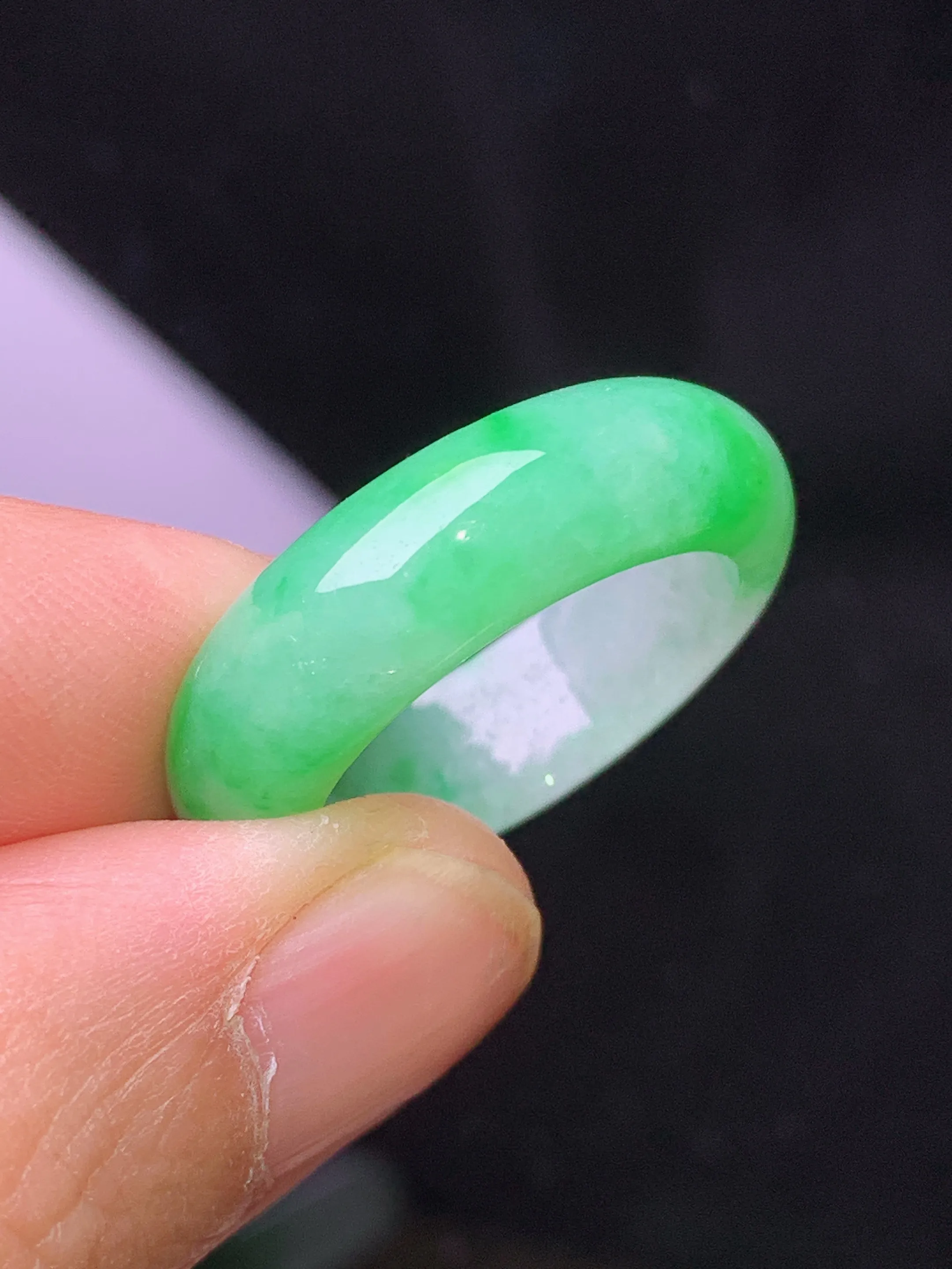 翠绿指环 吊坠 玉质细腻 色泽艳丽清新 圈口14 整体尺寸24.5*6.5*3.8