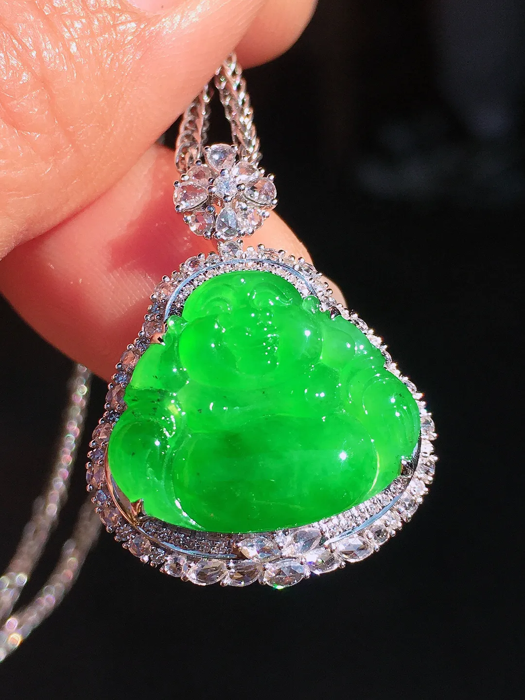 阳绿佛公吊坠，色泽均匀艳丽，玉质细腻，荧光感超
强，饱满圆润，尽显优雅气质，18k
金豪华镶嵌