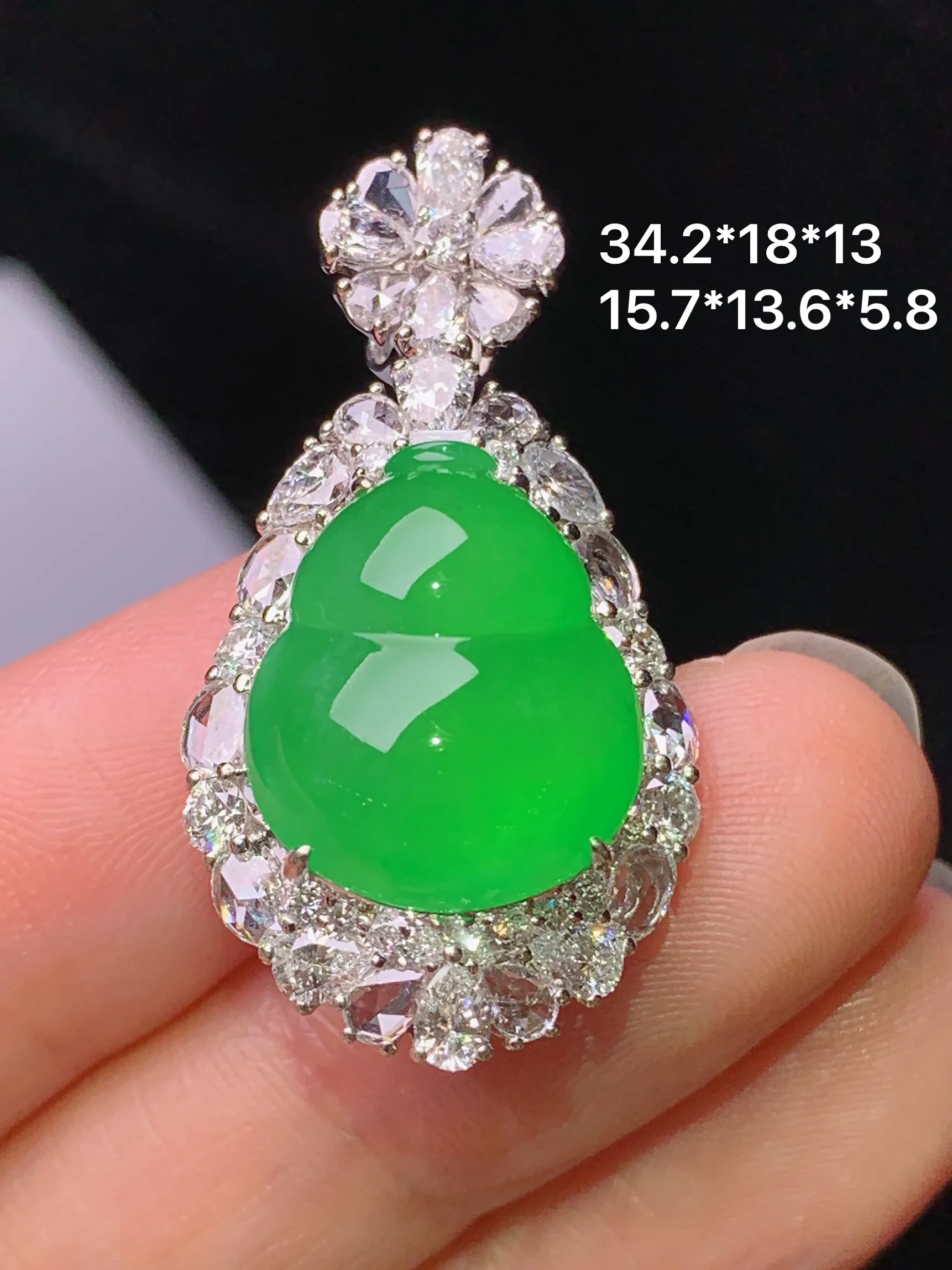 18k金钻镶嵌满绿葫芦吊坠 玉质细腻 色泽艳丽清新 整体尺寸34.2*18*13