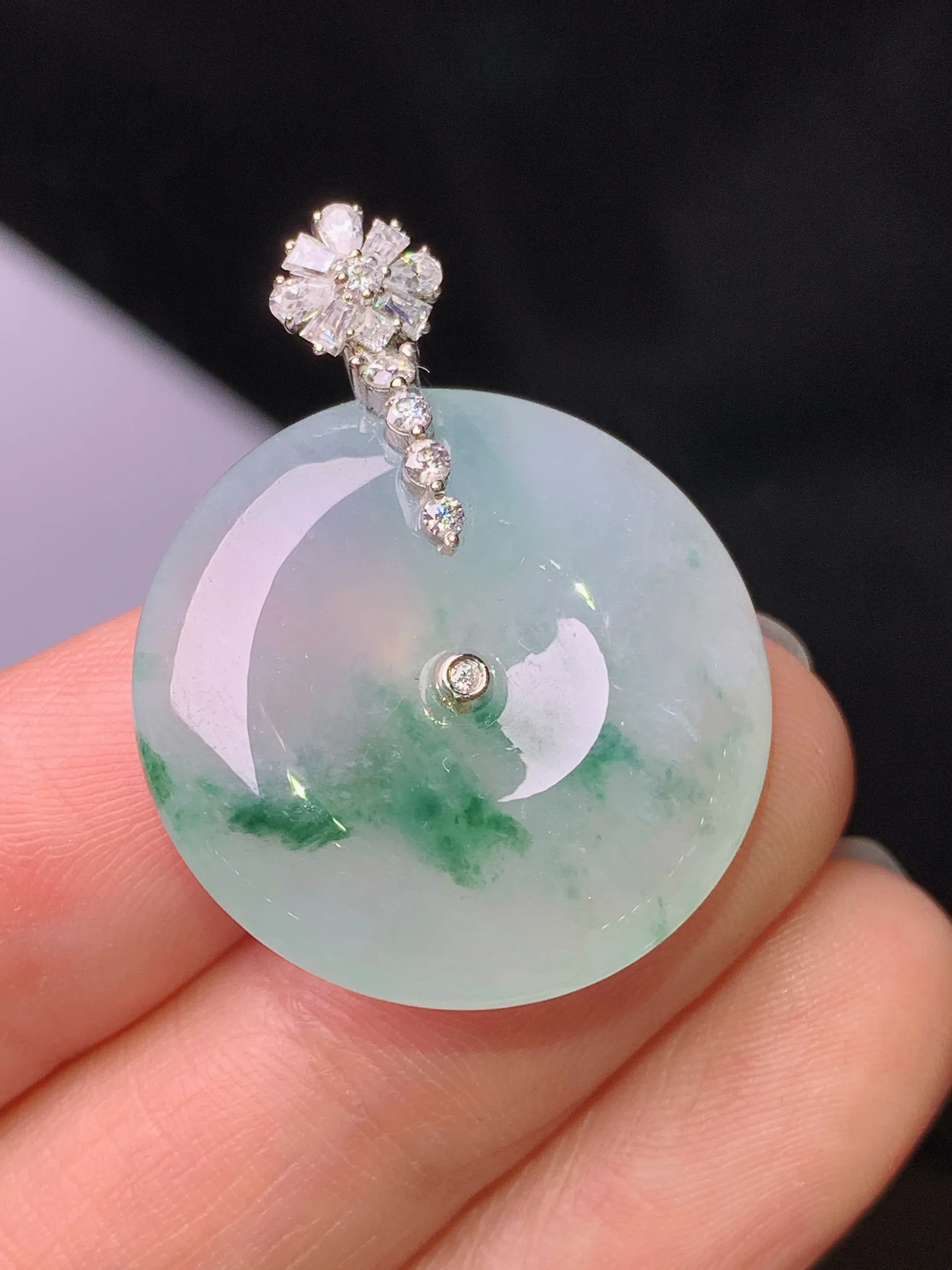 18k金莫桑钻镶嵌冰种飘绿平安扣吊坠 玉质细腻 色泽艳丽清新 整体尺寸31.2*24*6.3