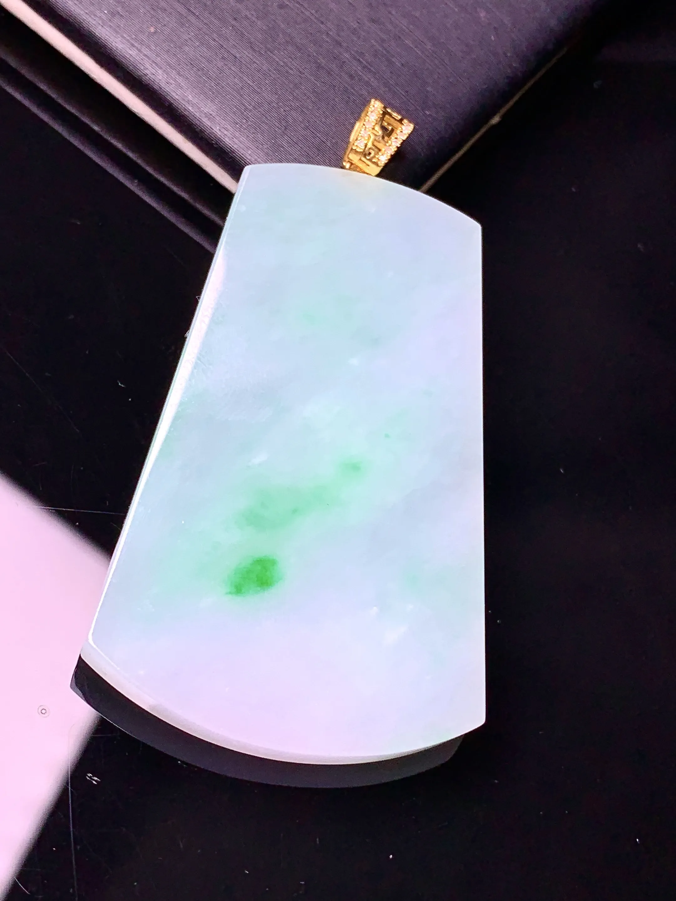 18k金镶嵌飘绿无事牌吊坠 玉质细腻 色泽艳丽清新 整体尺寸51.6*28.2*3.8