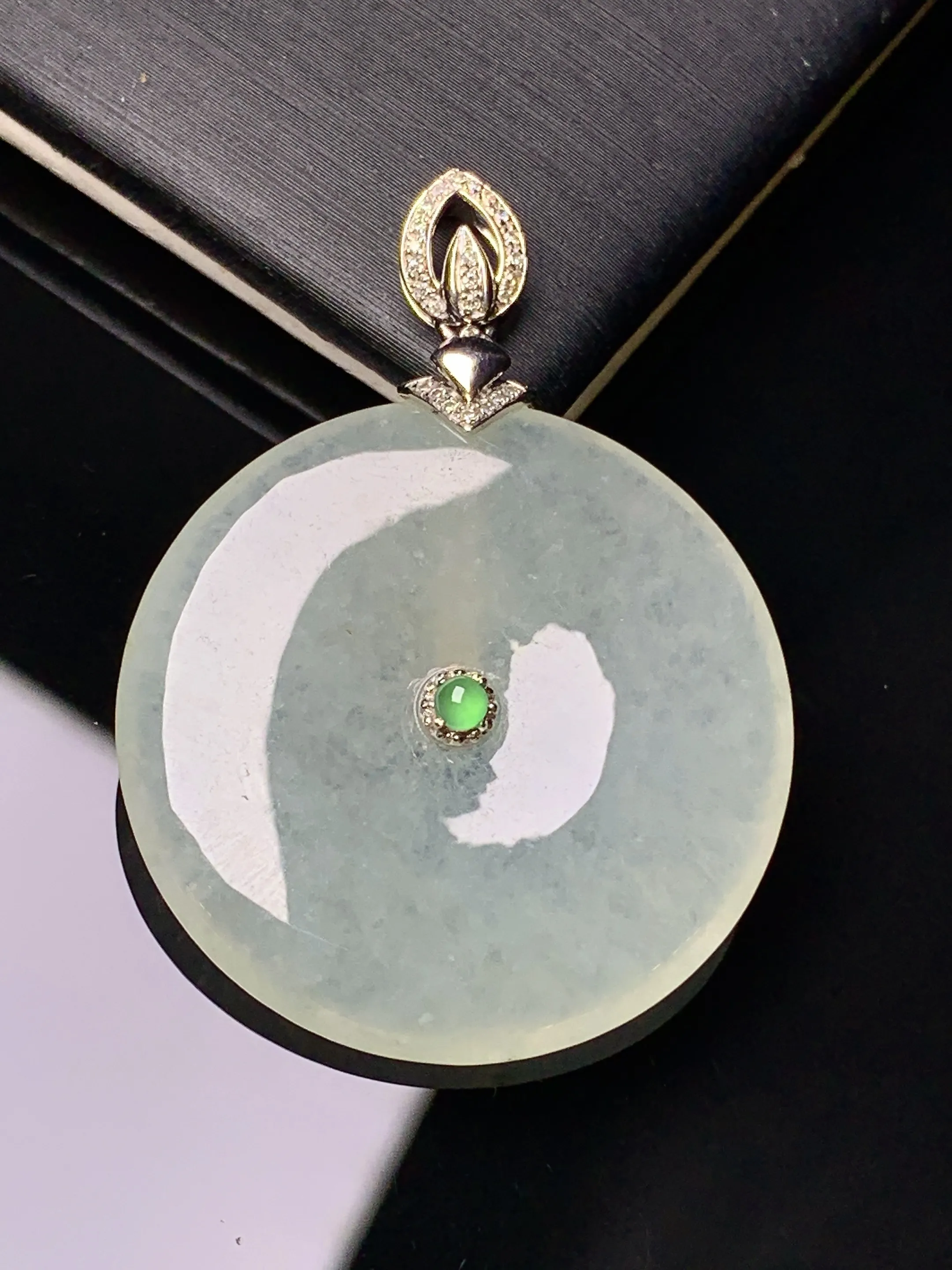 18k金镶嵌冰种平安扣吊坠 玉质细腻 色泽艳丽清新 整体尺寸37.5*27.6*4.2