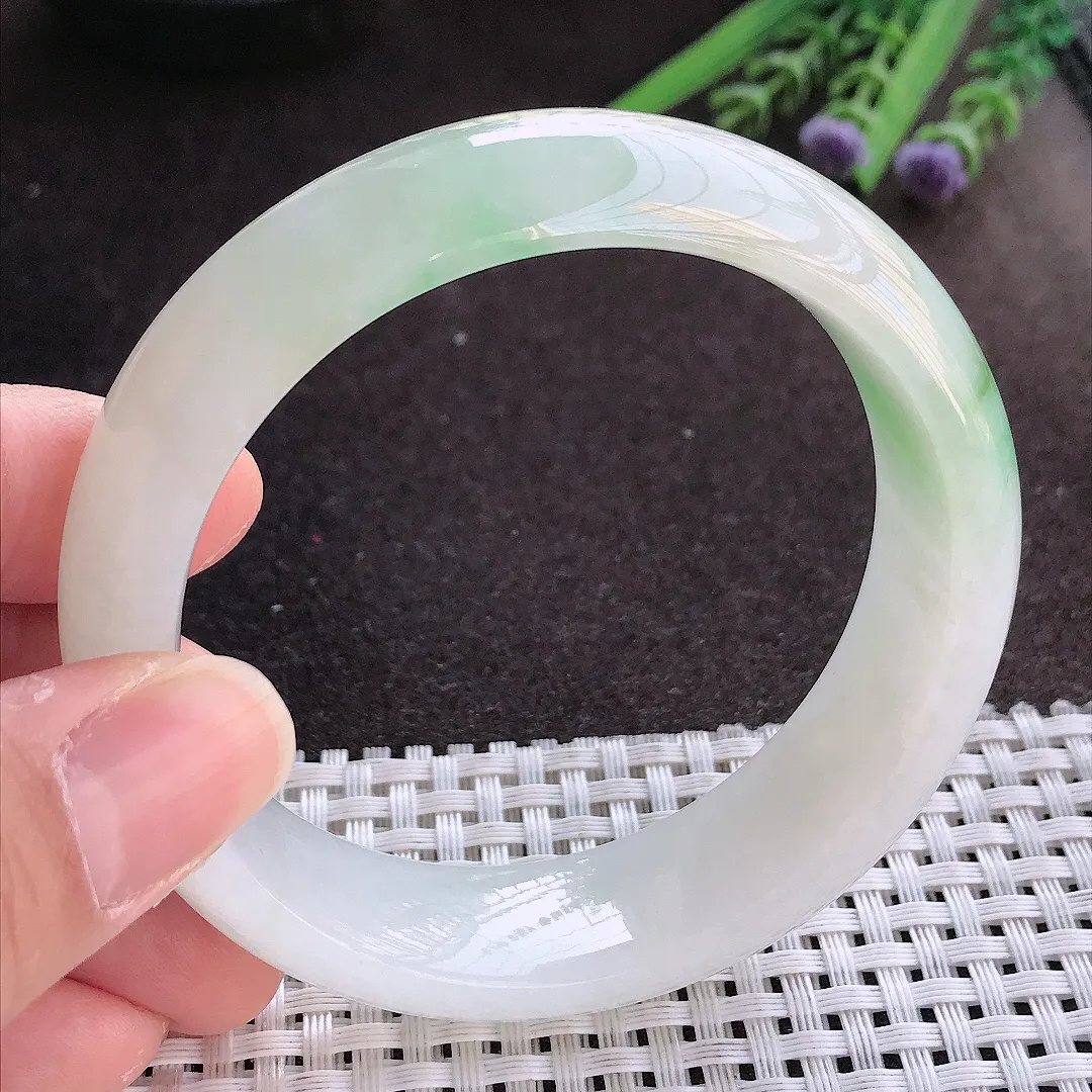 实拍翡翠A货58.5/17/8.6老坑精美温润飘绿手镯翡翠轮胎玉镯女款百搭