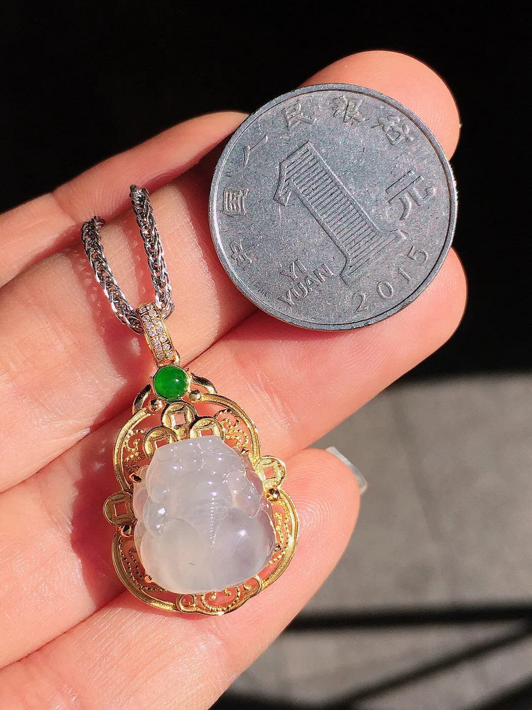 冰种貔貅吊坠，玉质细腻，荧光感超
强，饱满圆润，尽显优雅气质，18k
金豪华镶嵌