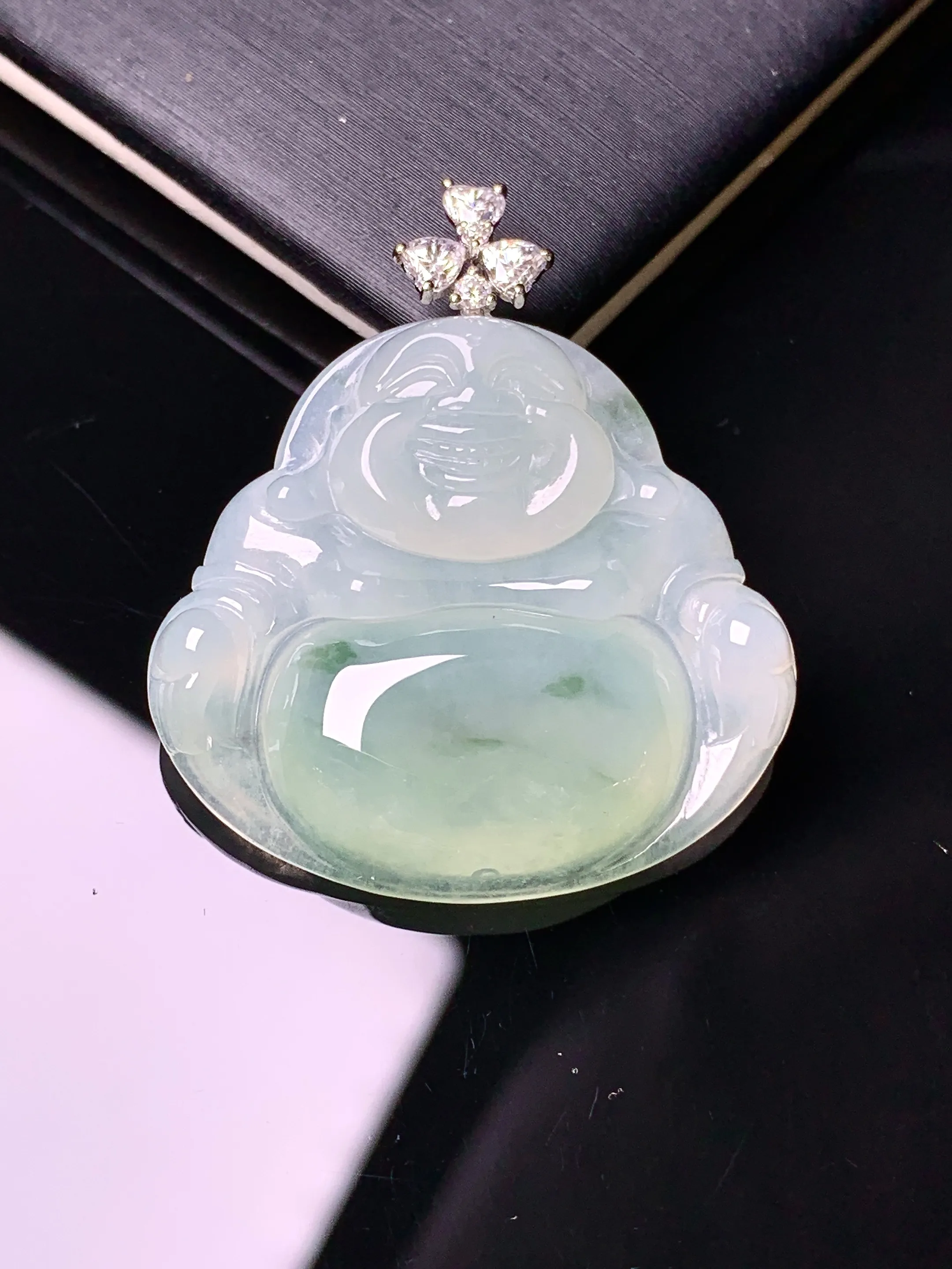 18k金莫桑钻镶嵌飘绿佛公吊坠 玉质细腻 色泽艳丽清新 整体尺寸34.6*30*5.7