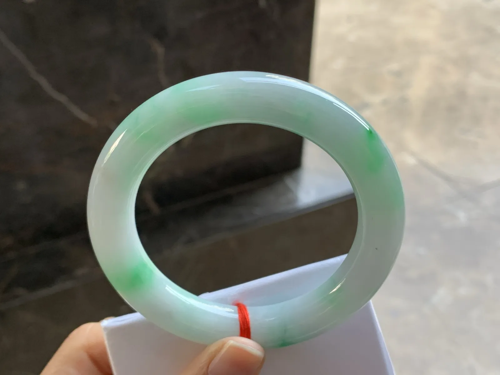 55.5-11.6

带色圆条手玉质温润