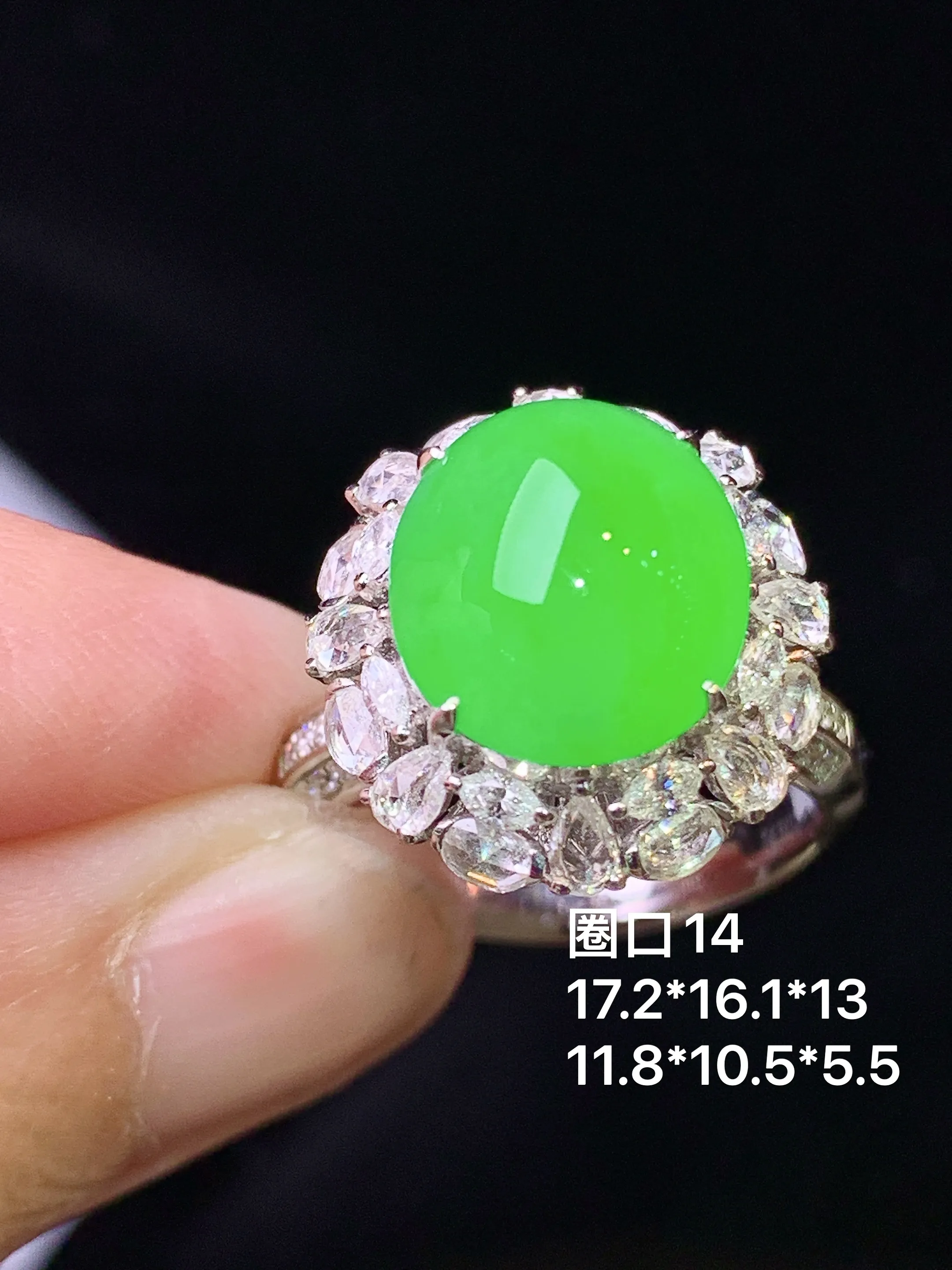 18k金钻镶嵌满绿蛋面戒指 玉质细腻 色泽艳丽清新 圈口14 整体尺寸17.2*16.1*13