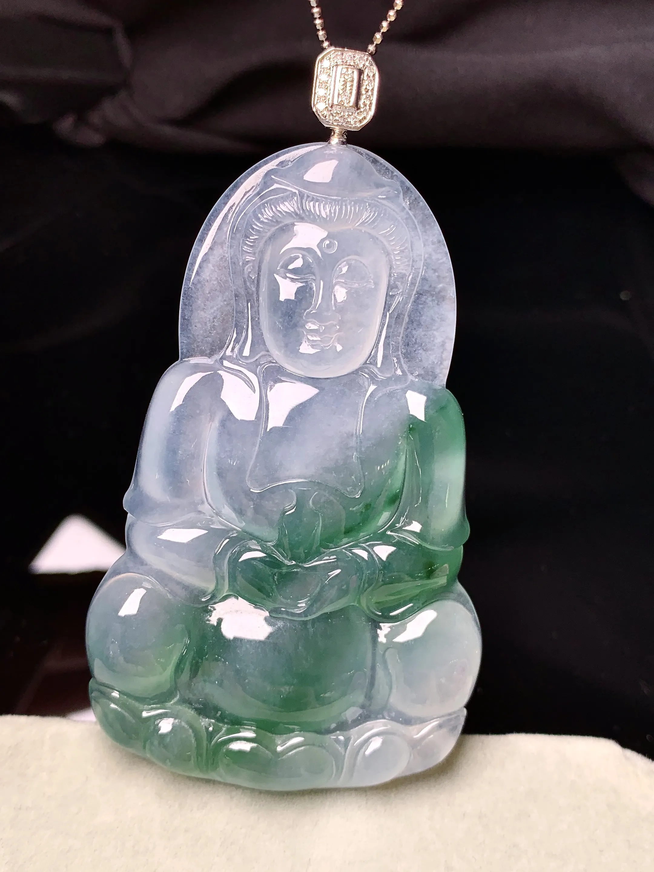 18k金钻镶嵌飘绿观音菩萨吊坠 玉质细腻 色泽艳丽清新 整体尺寸71.5*39*5.7