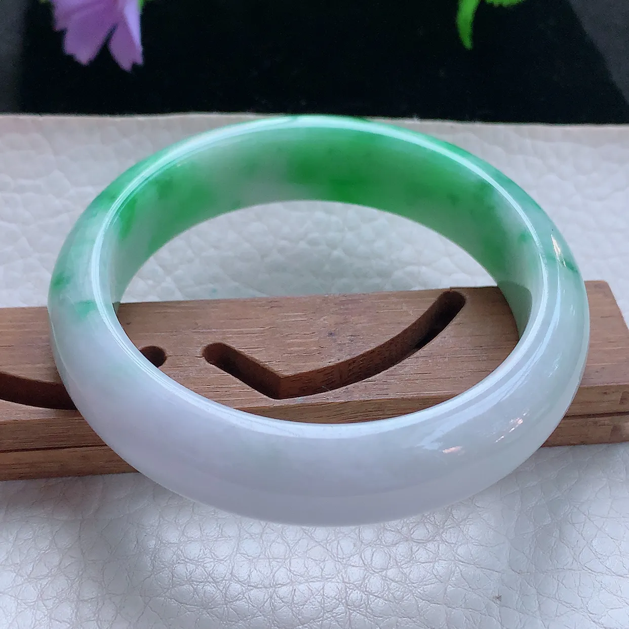 js实拍56*14.5*8.5平安镯 天然缅甸翡翠手镯飘阳绿白底青宽边正圈镯子