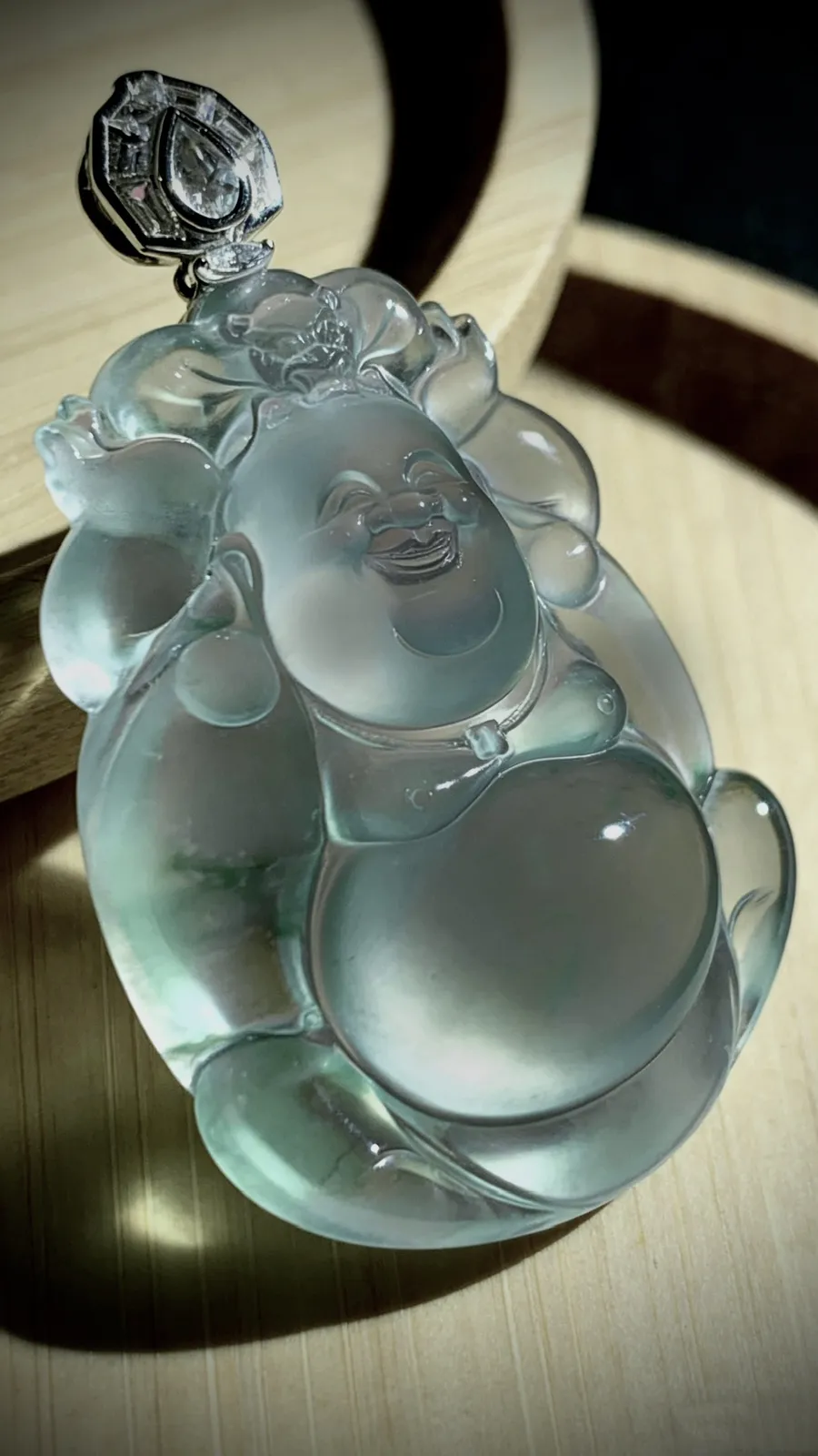 【福在眼前·福从天降·欢喜弥勒佛】，
缅甸天然翡翠，大师手工雕刻。
66.5-裸石55-38.5-12mm，41.8g，
18K金，南非钻，