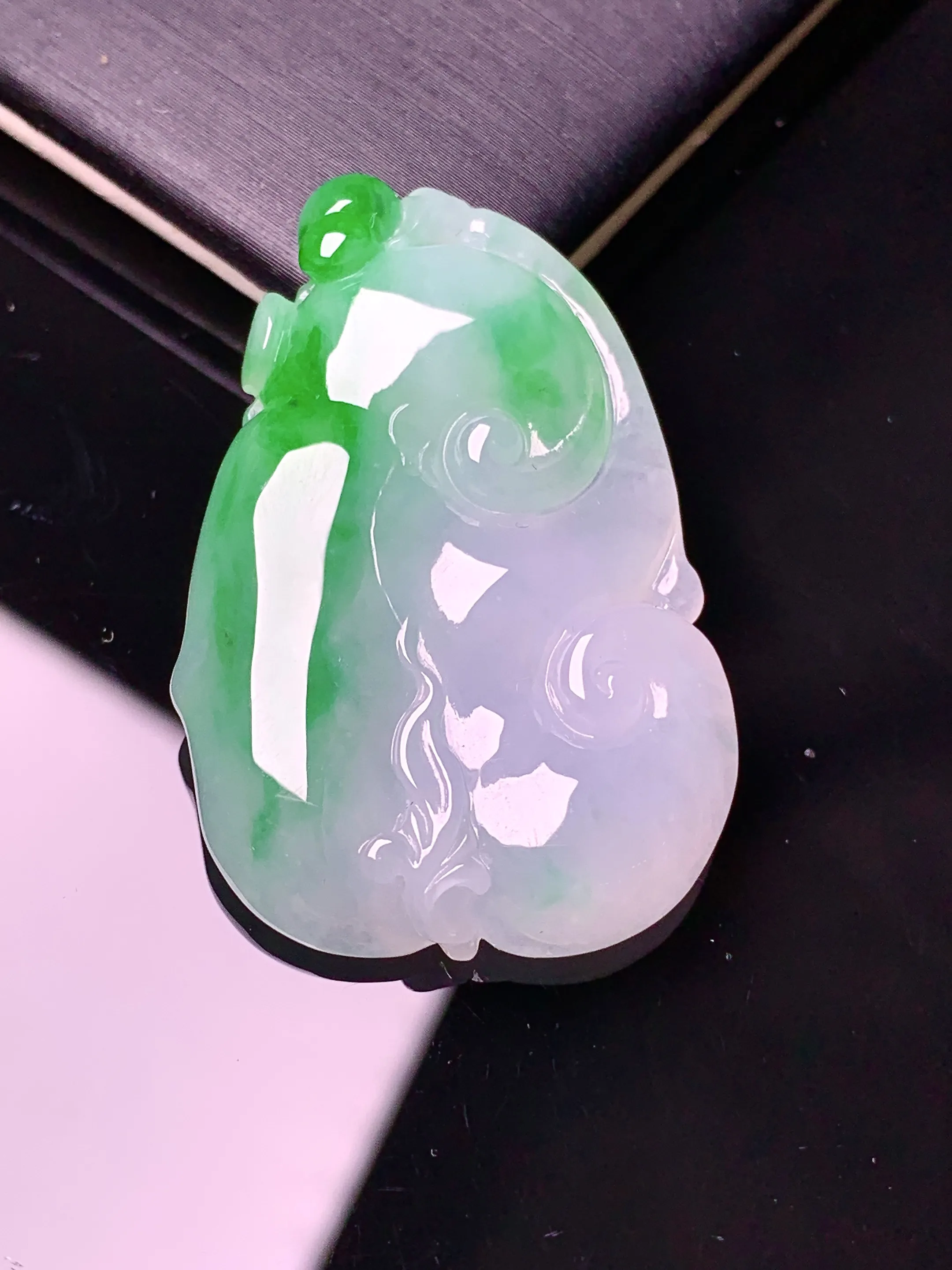 飘绿如意吊坠 玉质细腻 色泽艳丽清新 整体尺寸37*24.7*5.7