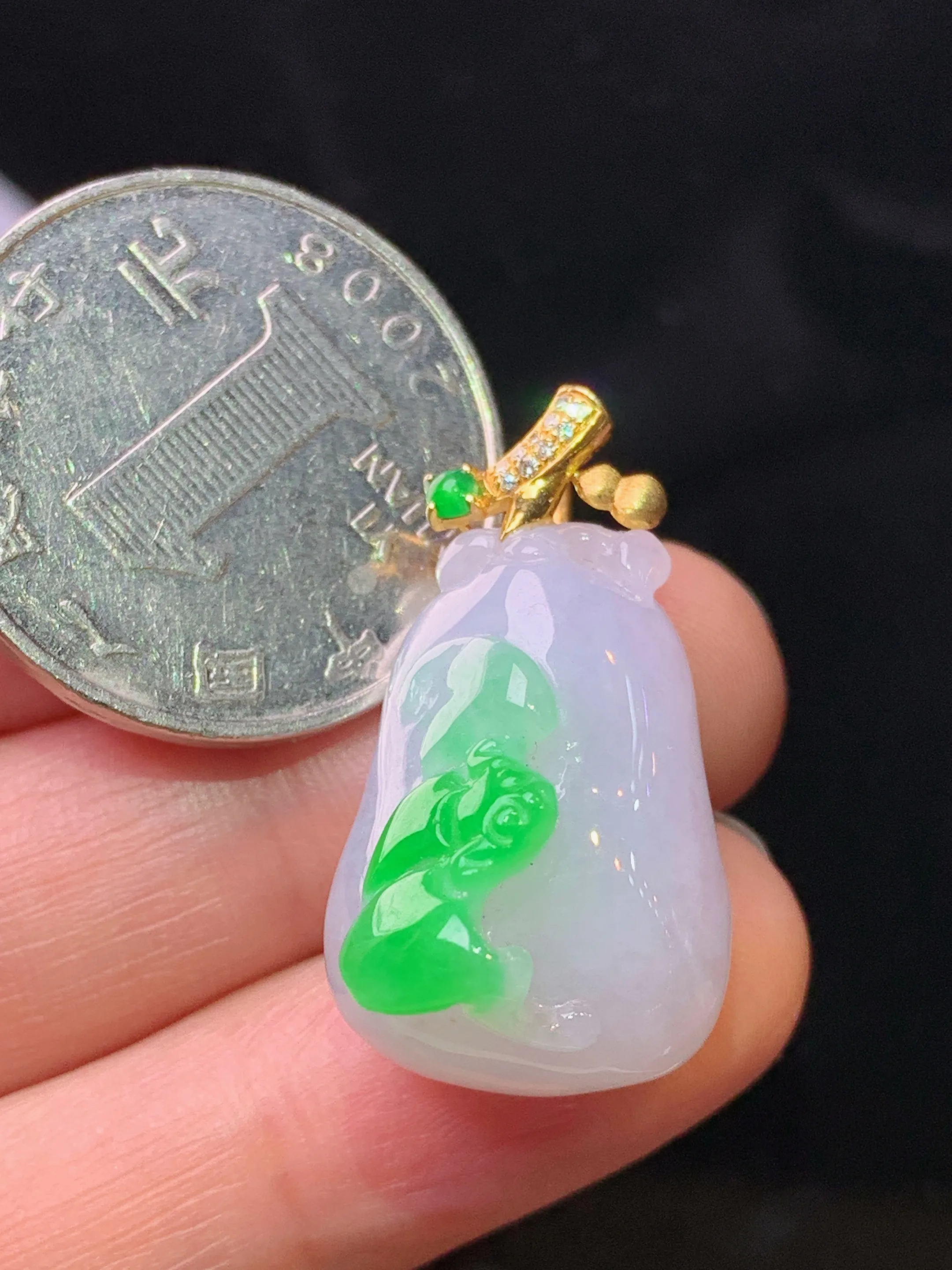 18k金钻镶嵌飘绿福瓜吊坠 玉质细腻 色泽艳丽清新 整体尺寸28.5*15.6*15