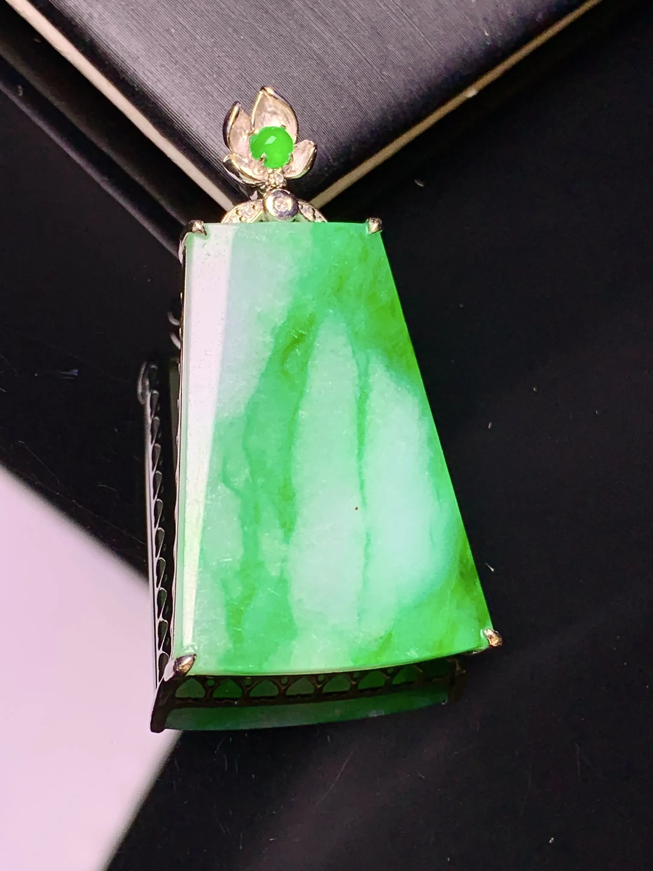 18k金钻镶嵌飘绿无事牌吊坠 玉质细腻 色泽艳丽清新 整体尺寸39.2*19*5.6