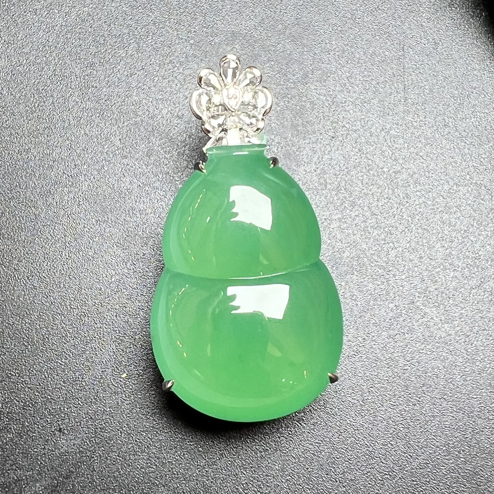 满色大葫芦底装干净，均匀起光，整体尺寸38.5*19.6*12.9 裸石尺寸28.2*19.6*