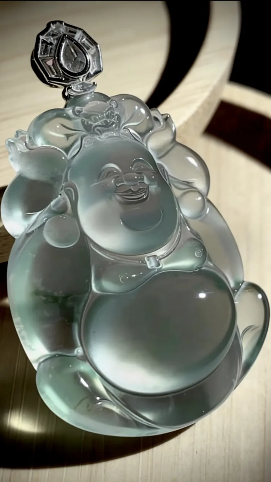 【福在眼前·福从天降·欢喜弥勒佛】，
缅甸天然翡翠，大师手工雕刻。
66.5-裸石55-38.5-12mm，41.8g，
18K金，南非钻，