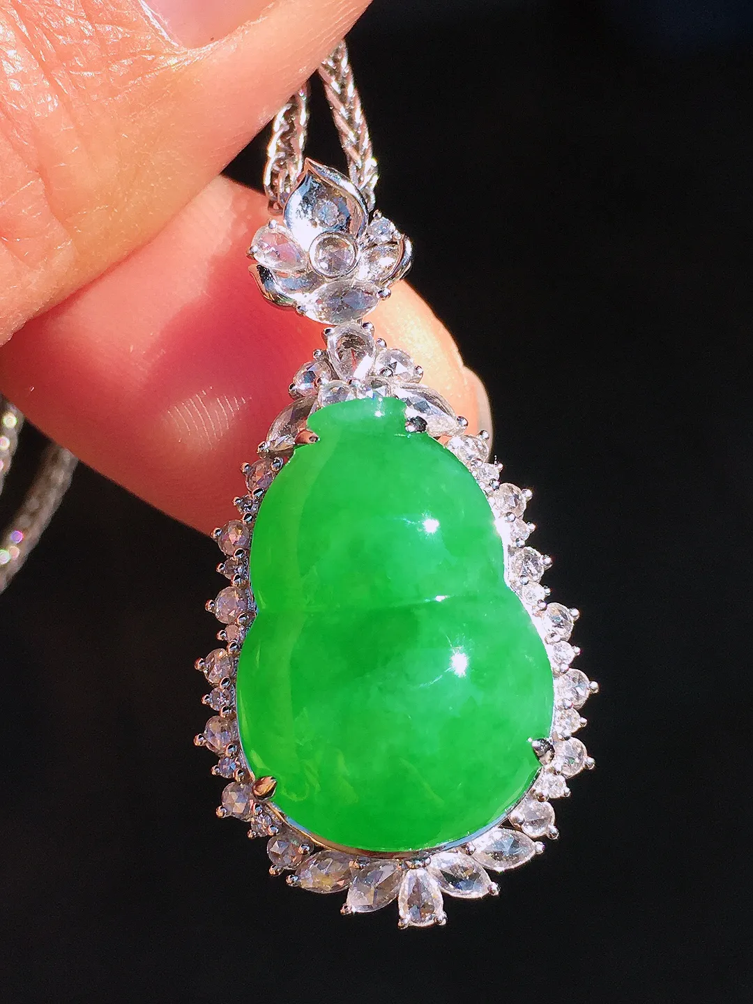 阳绿葫芦吊坠，色泽均匀艳丽，玉质细腻，荧光感超
强，饱满圆润，尽显优雅气质，18k
金豪华镶嵌