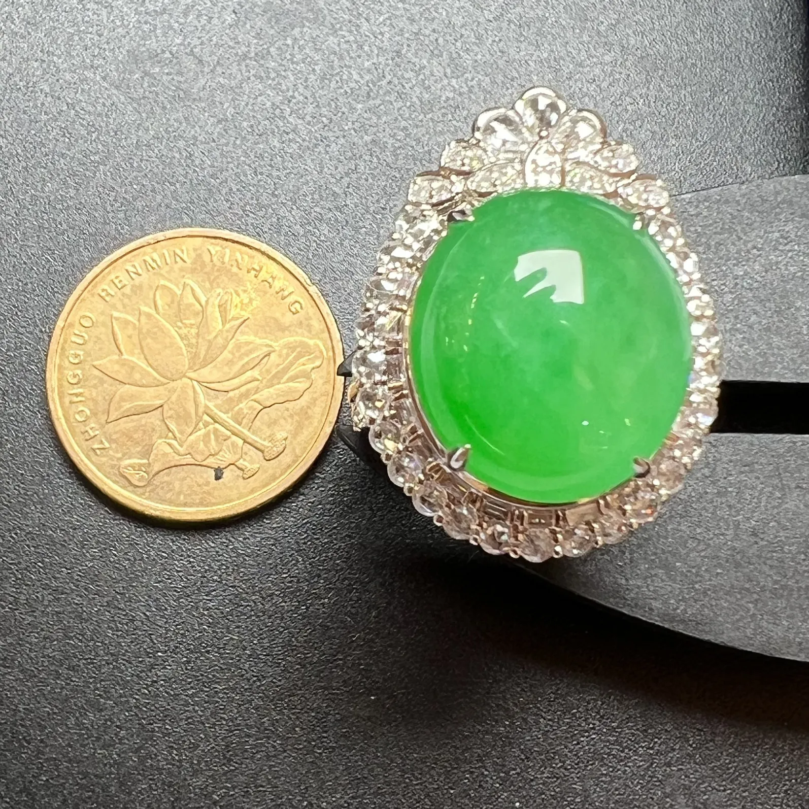 满绿双用款戒指+坠种好饱满，整体尺寸32.1*18.8*16.7 祼石尺寸15.5*13.5*6.5