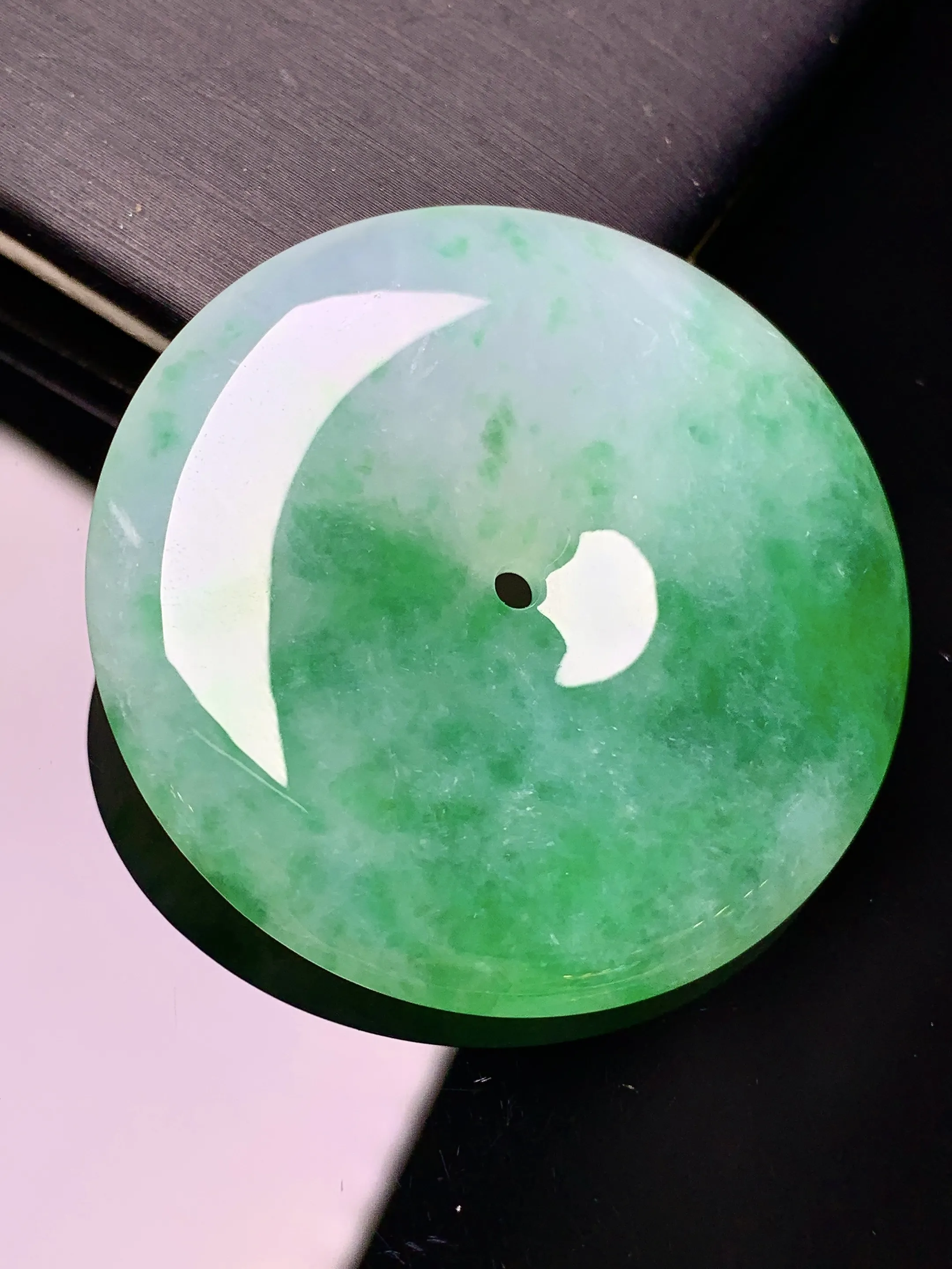 飘绿平安扣吊坠 玉质细腻 色泽艳丽清新 整体尺寸40.2*6.5