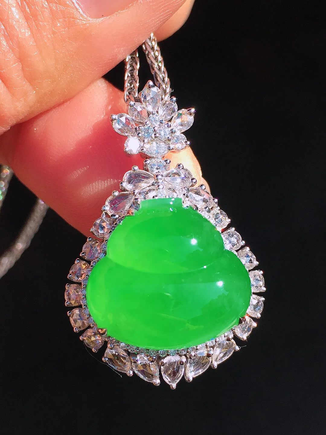 阳绿葫芦吊坠，色泽均匀艳丽，玉质细腻，荧光感超
强，饱满圆润，尽显优雅气质，18k
金豪华镶嵌