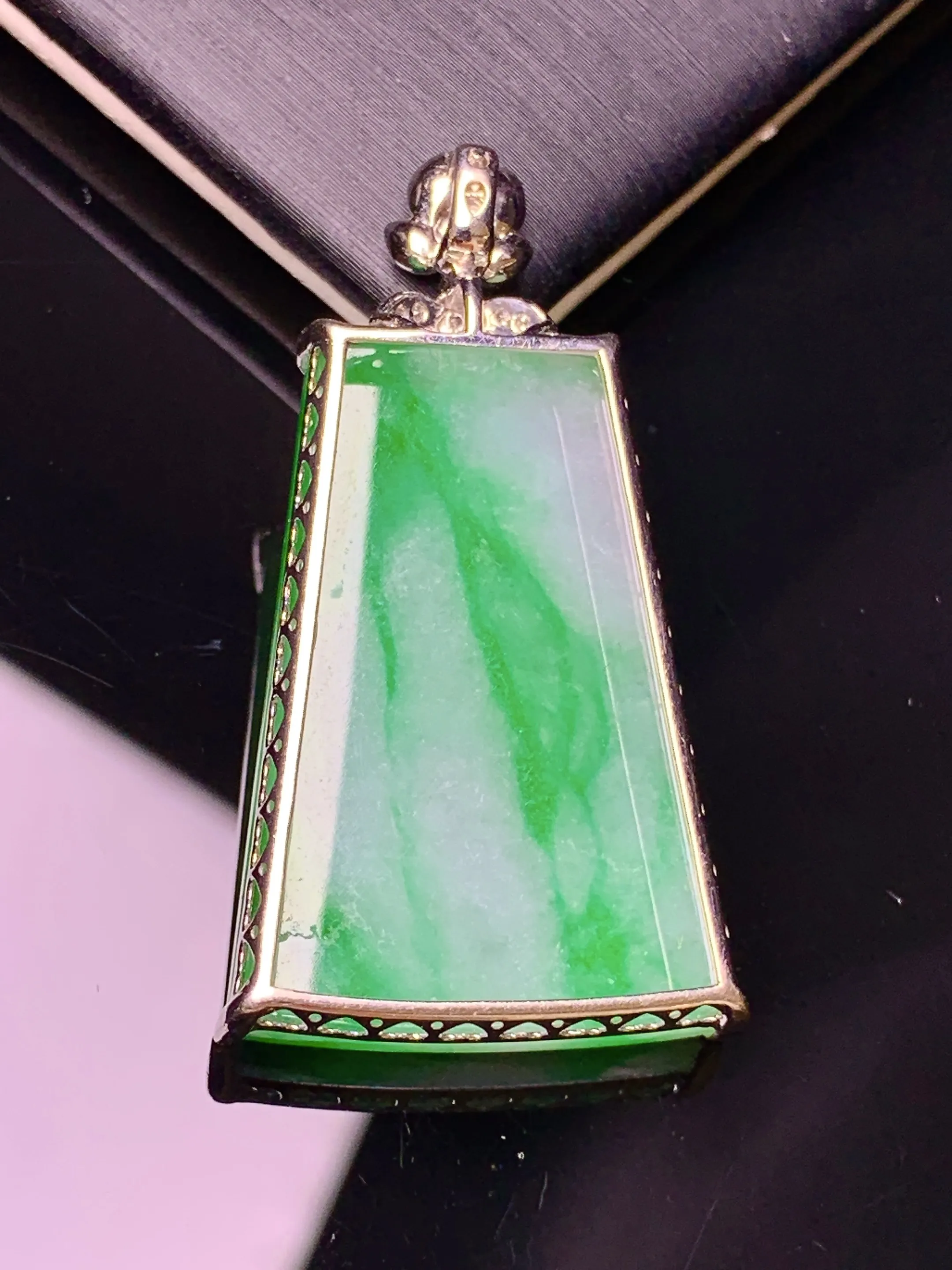 18k金钻镶嵌飘绿无事牌吊坠 玉质细腻 色泽艳丽清新 整体尺寸39.2*19*5.6
