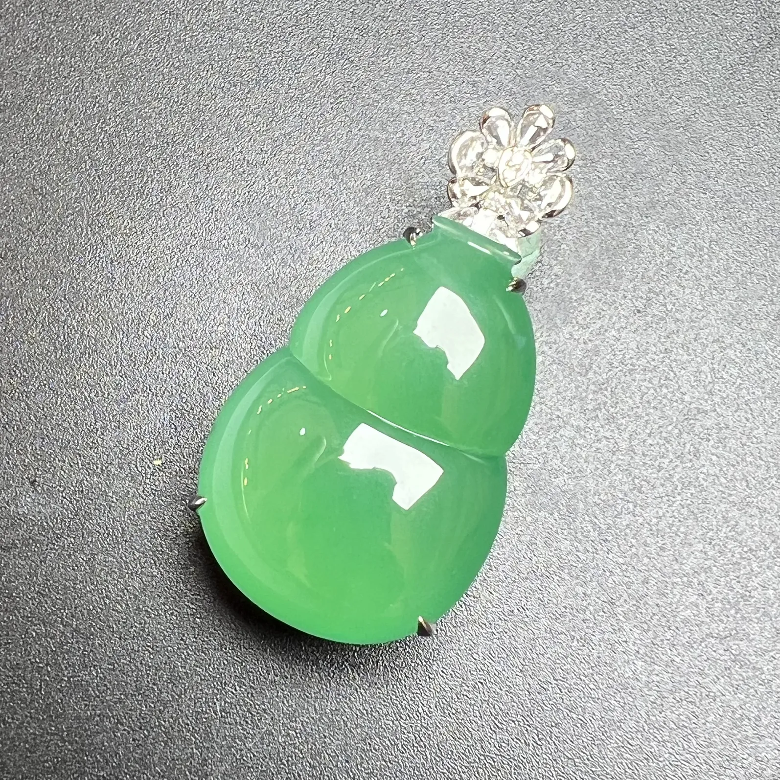 满色大葫芦底装干净，均匀起光，整体尺寸38.5*19.6*12.9 裸石尺寸28.2*19.6*8.255