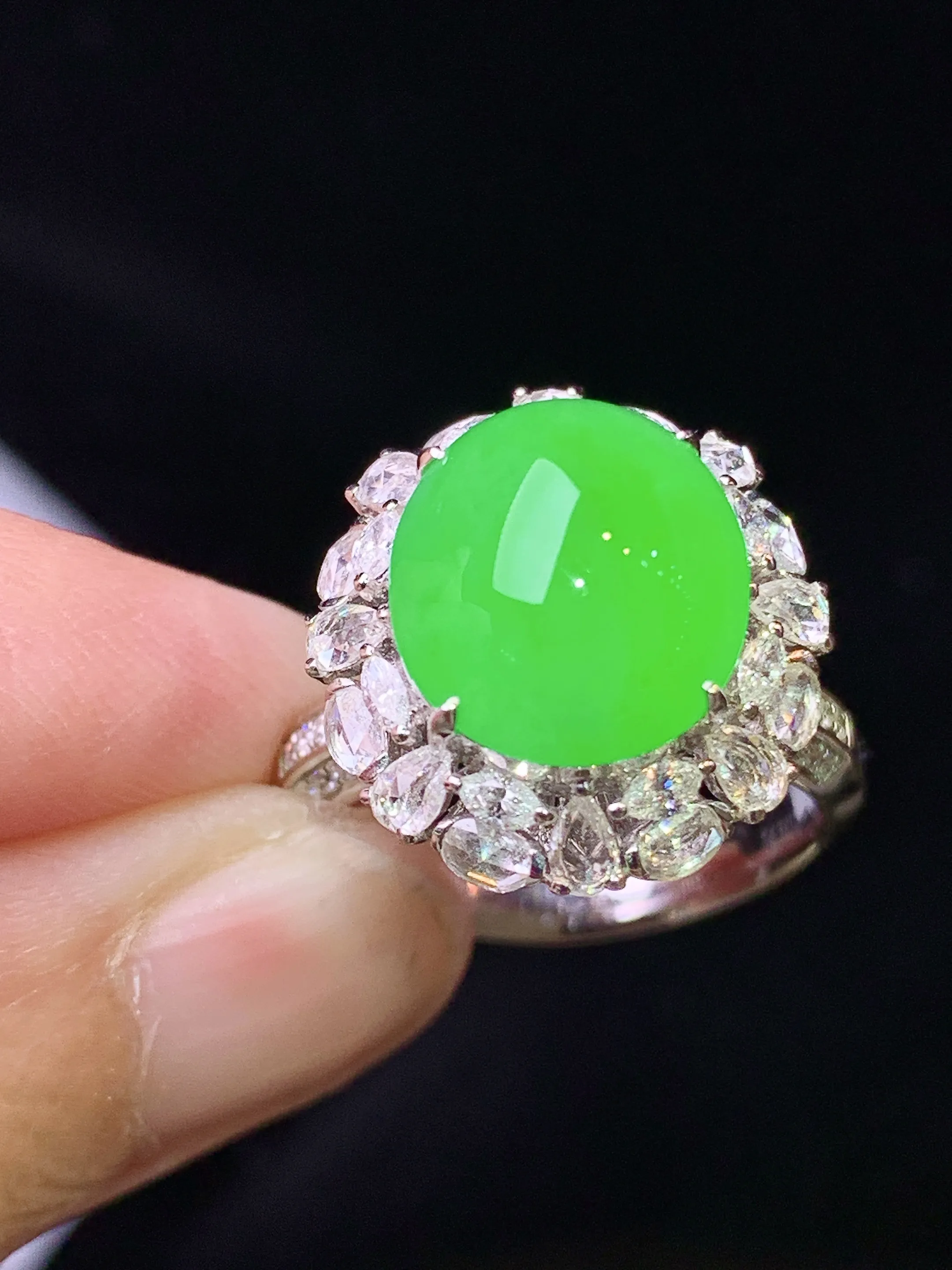 18k金钻镶嵌满绿蛋面戒指 玉质细腻 色泽艳丽清新 圈口14 整体尺寸17.2*16.1*13