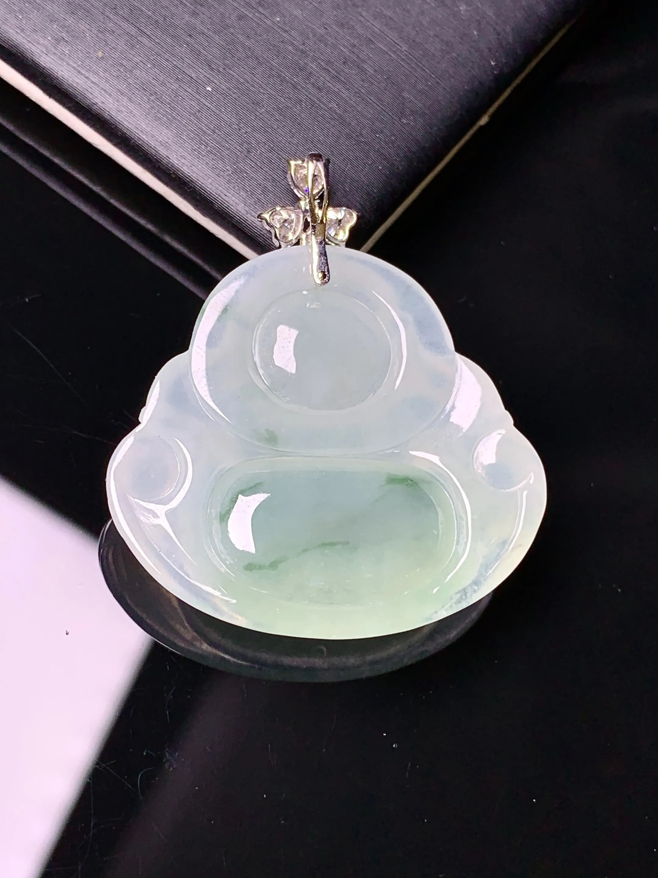 18k金莫桑钻镶嵌飘绿佛公吊坠 玉质细腻 色泽艳丽清新 整体尺寸34.6*30*5.7