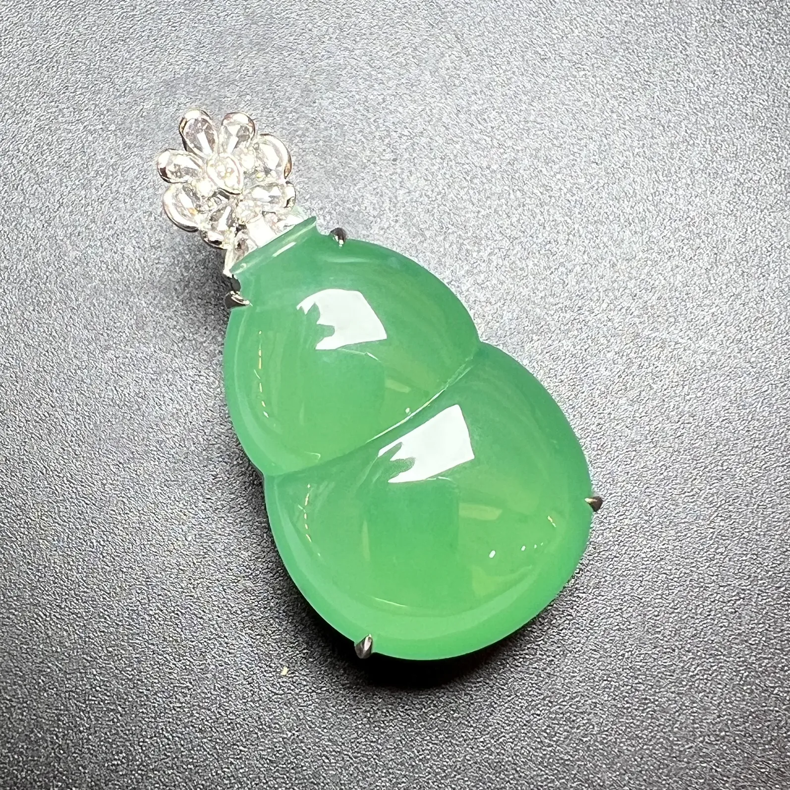 满色大葫芦底装干净，均匀起光，整体尺寸38.5*19.6*12.9 裸石尺寸28.2*19.6*8.255