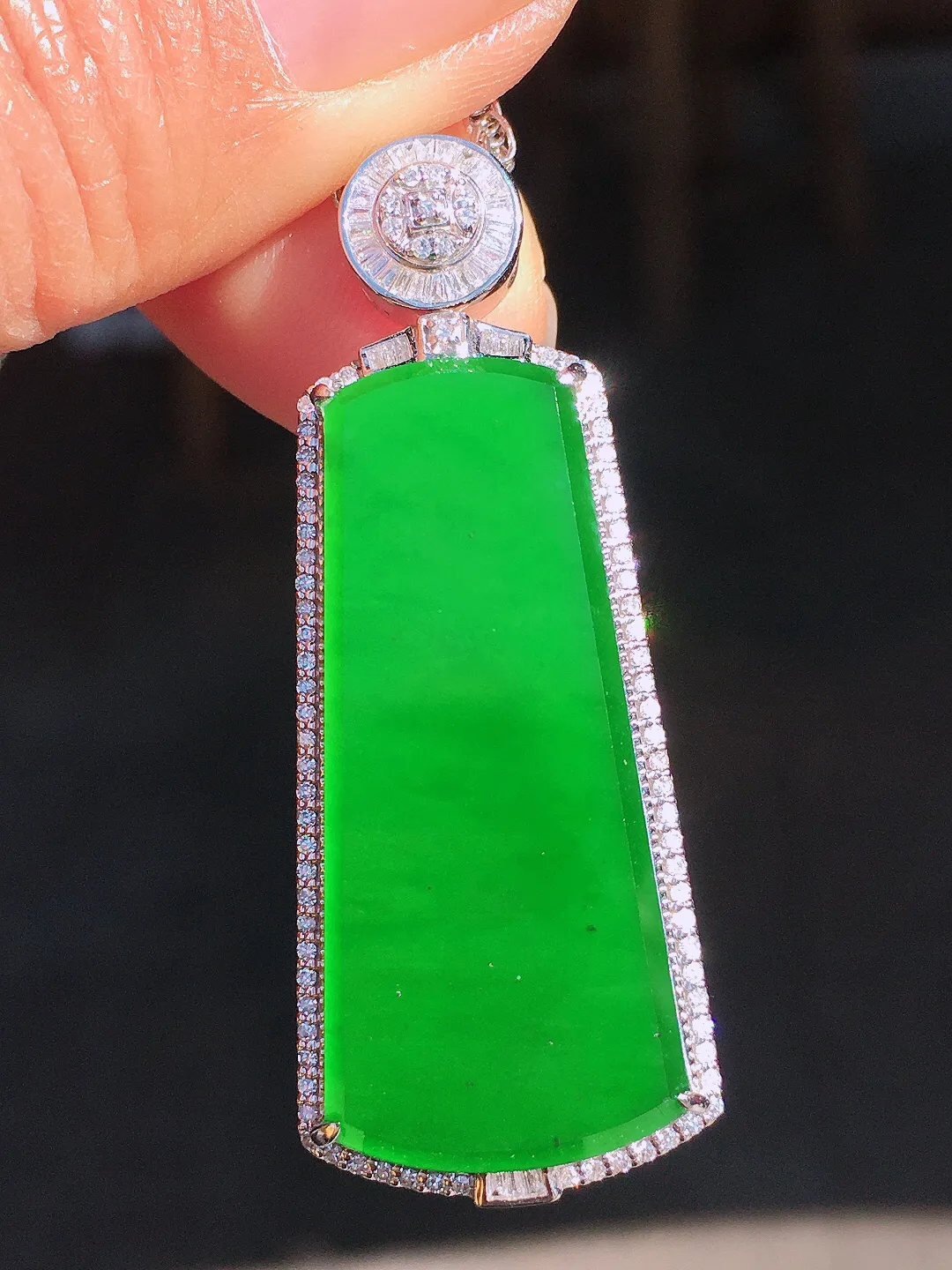 阳绿无事牌吊坠，色泽均匀艳丽，玉质细腻，荧光感超
强，饱满圆润，尽显优雅气质，18k
金豪华镶嵌