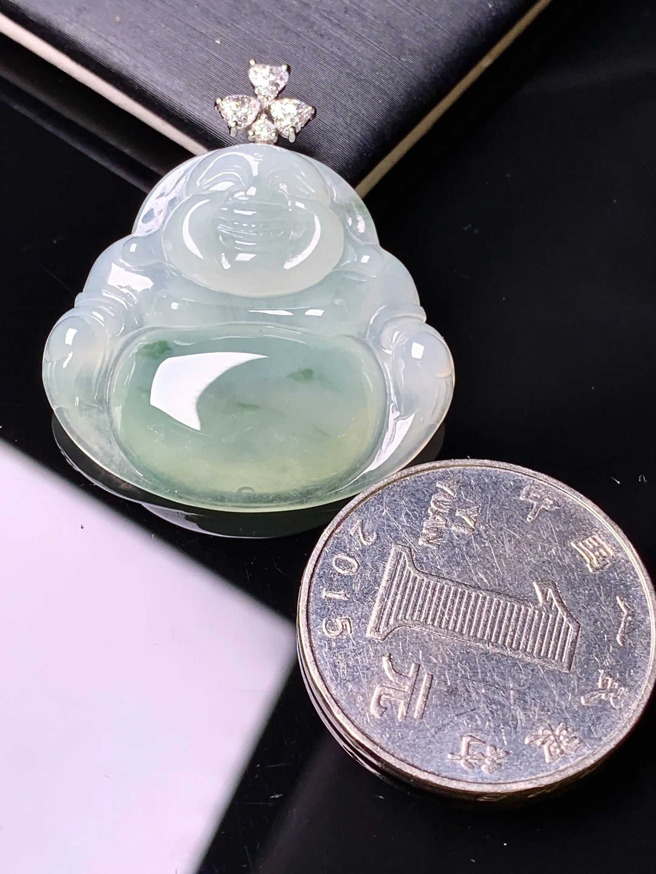 18k金莫桑钻镶嵌飘绿佛公吊坠 玉质细腻 色泽艳丽清新 整体尺寸34.6*30*5.7